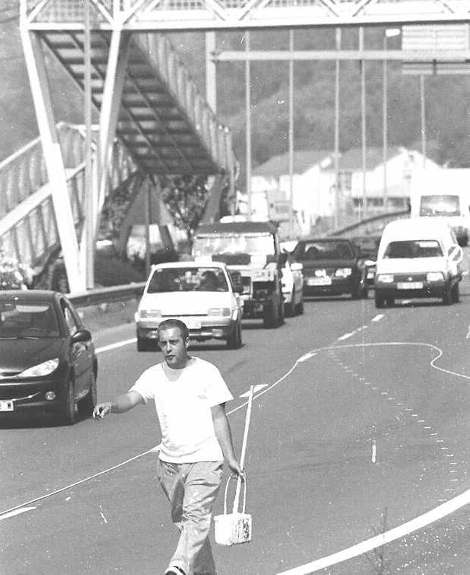 La construcción del emblemático Puente del Milenio hace 25 años cambiaba el skyline de Ourense, en fotos
