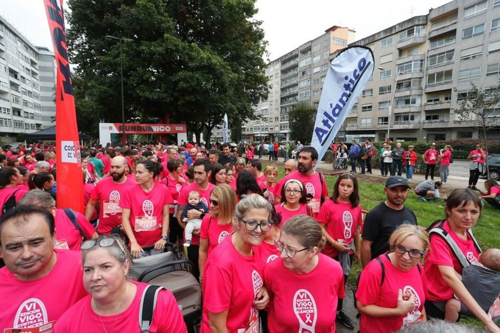 El color rosa abarrotó la Avenida de Castelao - JV Landín 209