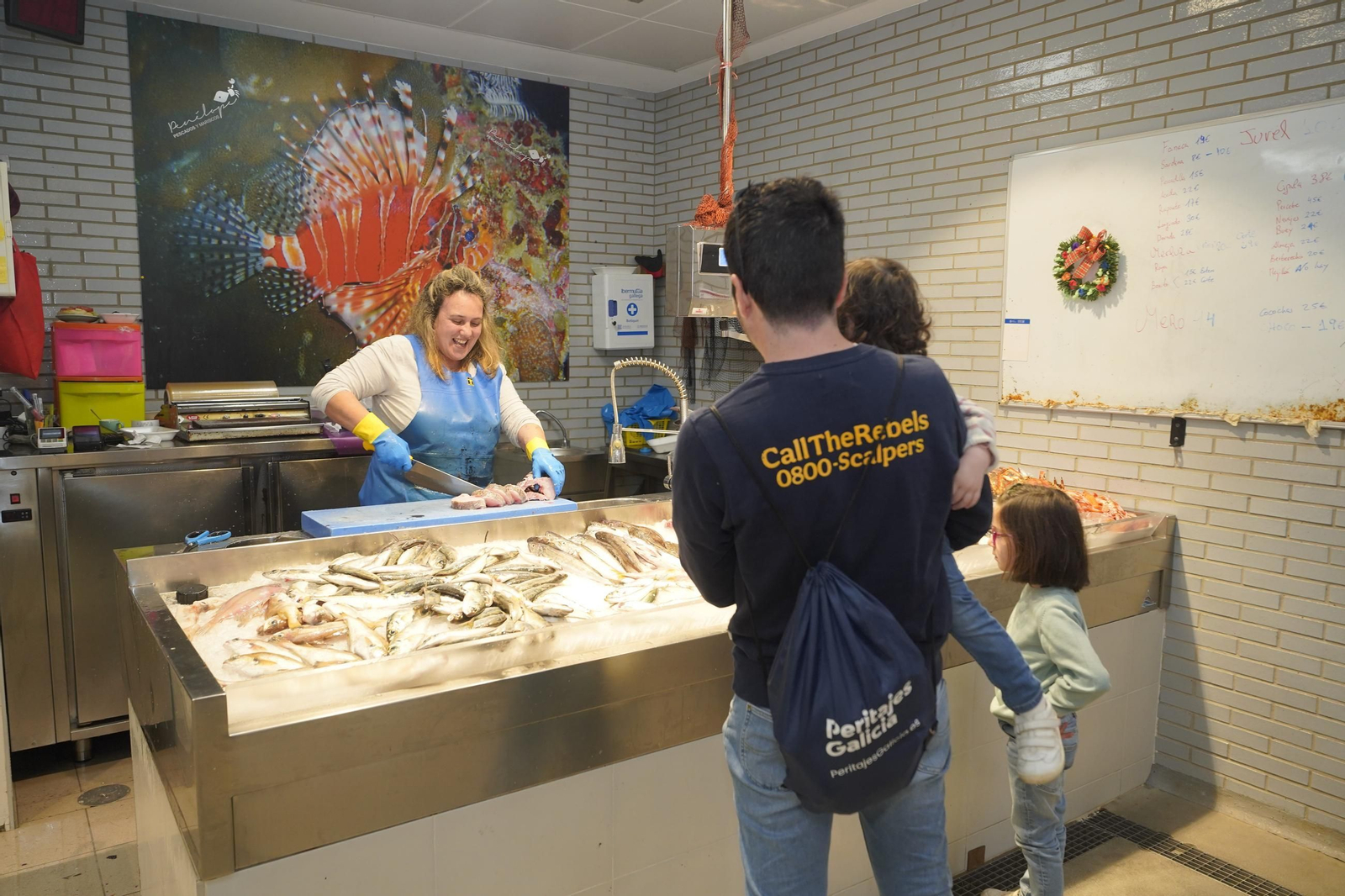 Ambiente en una de las pescaderías del Mercado de O Progreso, donde aún no han registrado encargos de sardinas.