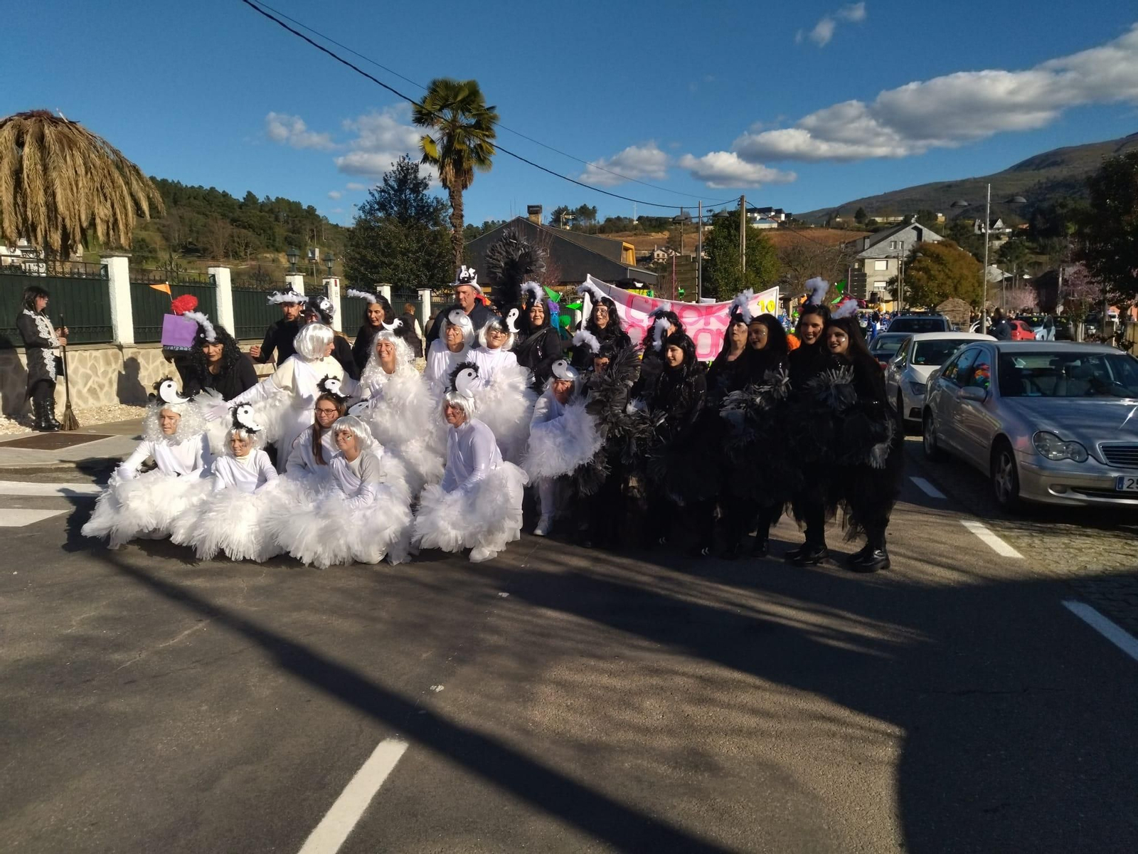 Galería | El desfile de Vilamartín citó  a casi una veintena de comparsas