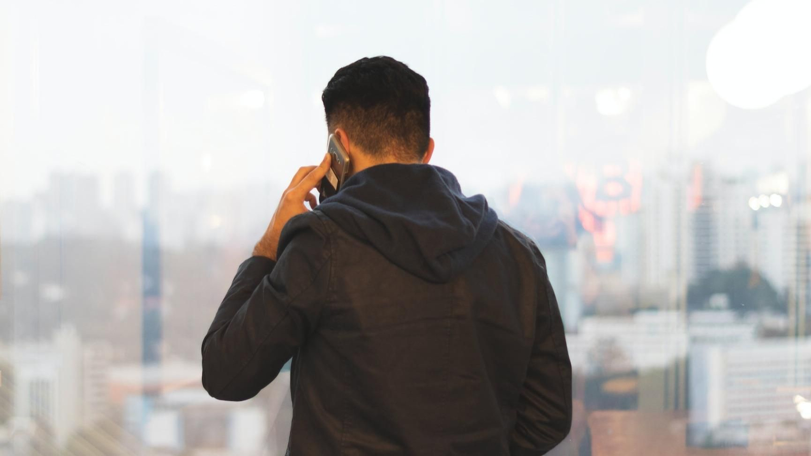 Un hombre recibe una llamada (Foto: Unsplash).