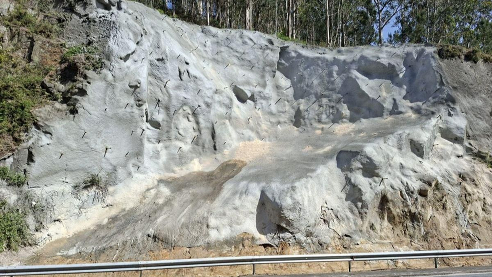 El talud de la AG-57, a su paso por Gondomar, tras las obras.