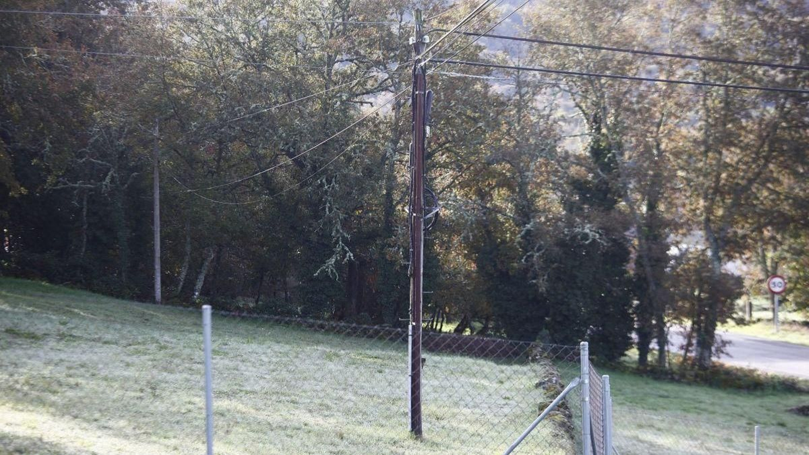 El cableado telefónico, en una aldea de Baños de Molgas.