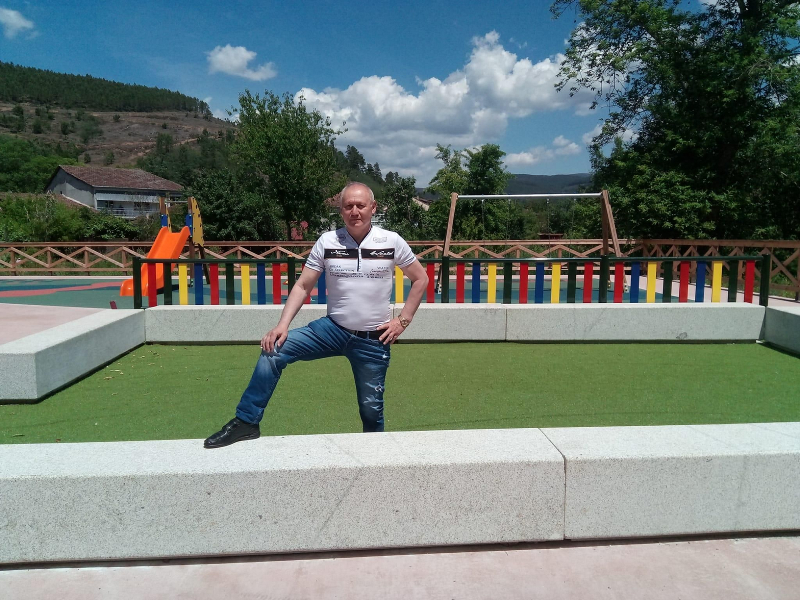 Ricardo Sobrino en el parque infantil de Retorta, en el concello de Laza.