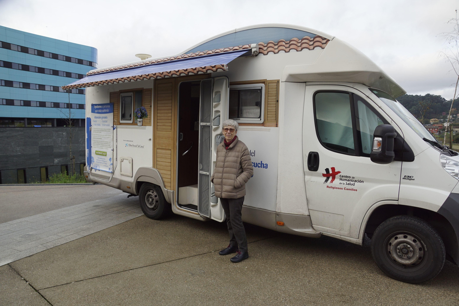 Una de las voluntarias de la Unidad Móvil de Intervención en el Duelo, ayer en el Cunqueiro.