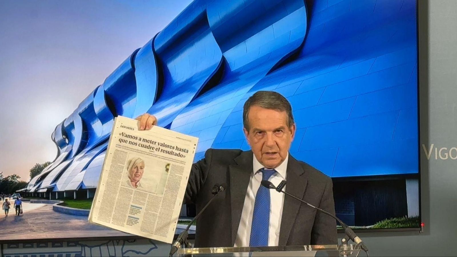 Abel Caballero muestra la publicación de El Mundo.