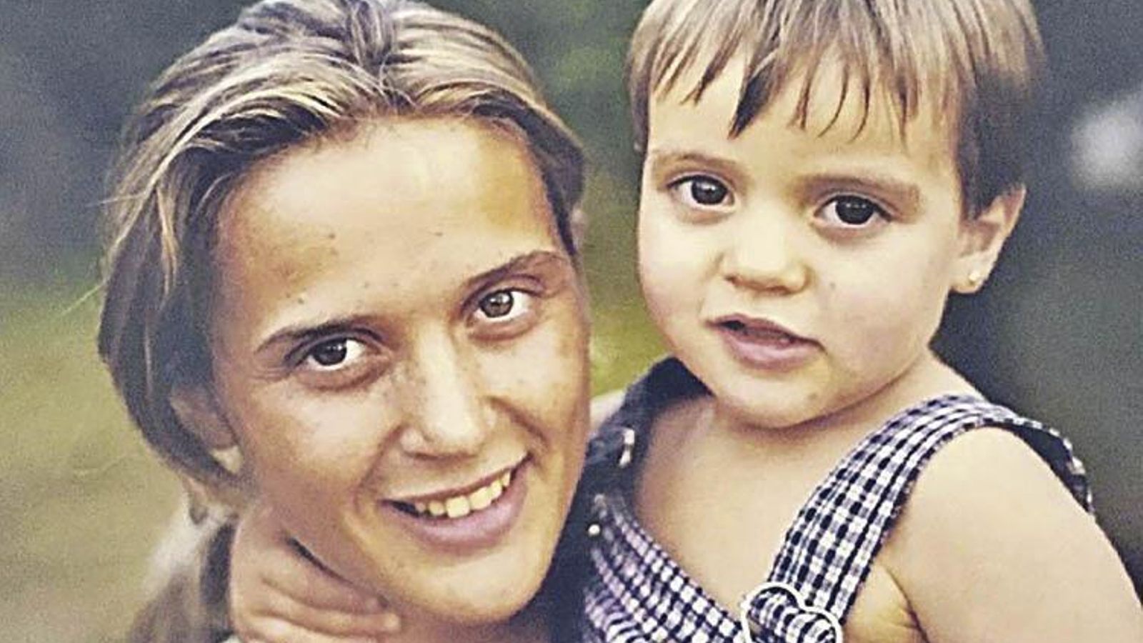 Con su madre Isabel.