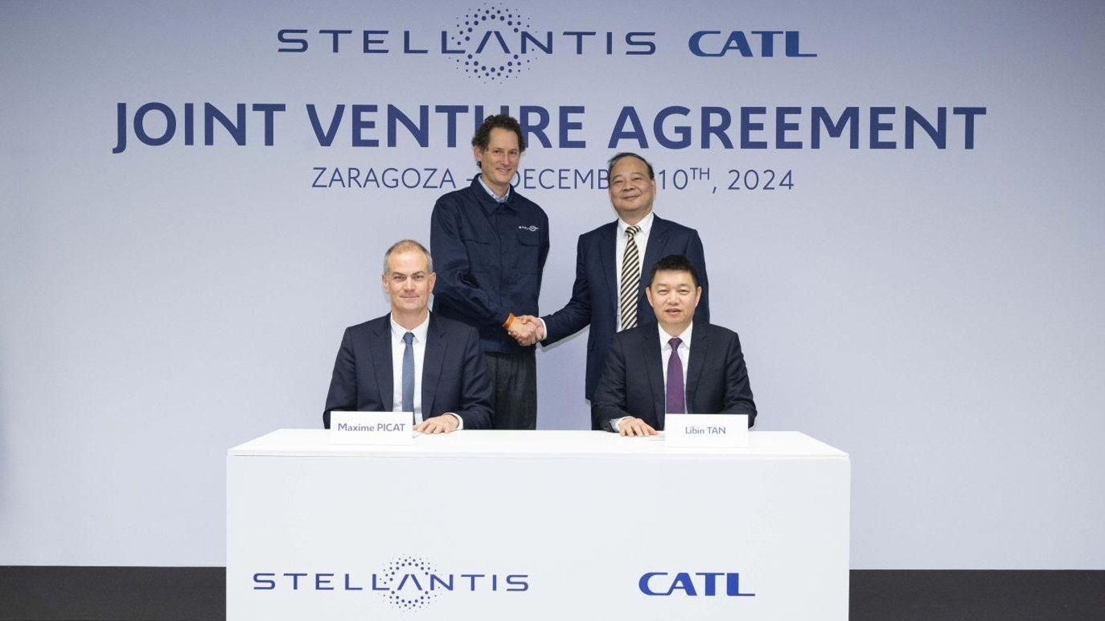 El presidente de Stellantis, John Elkann, y Robin Zeng, presidente de CATL, en la planta de Zaragoza.