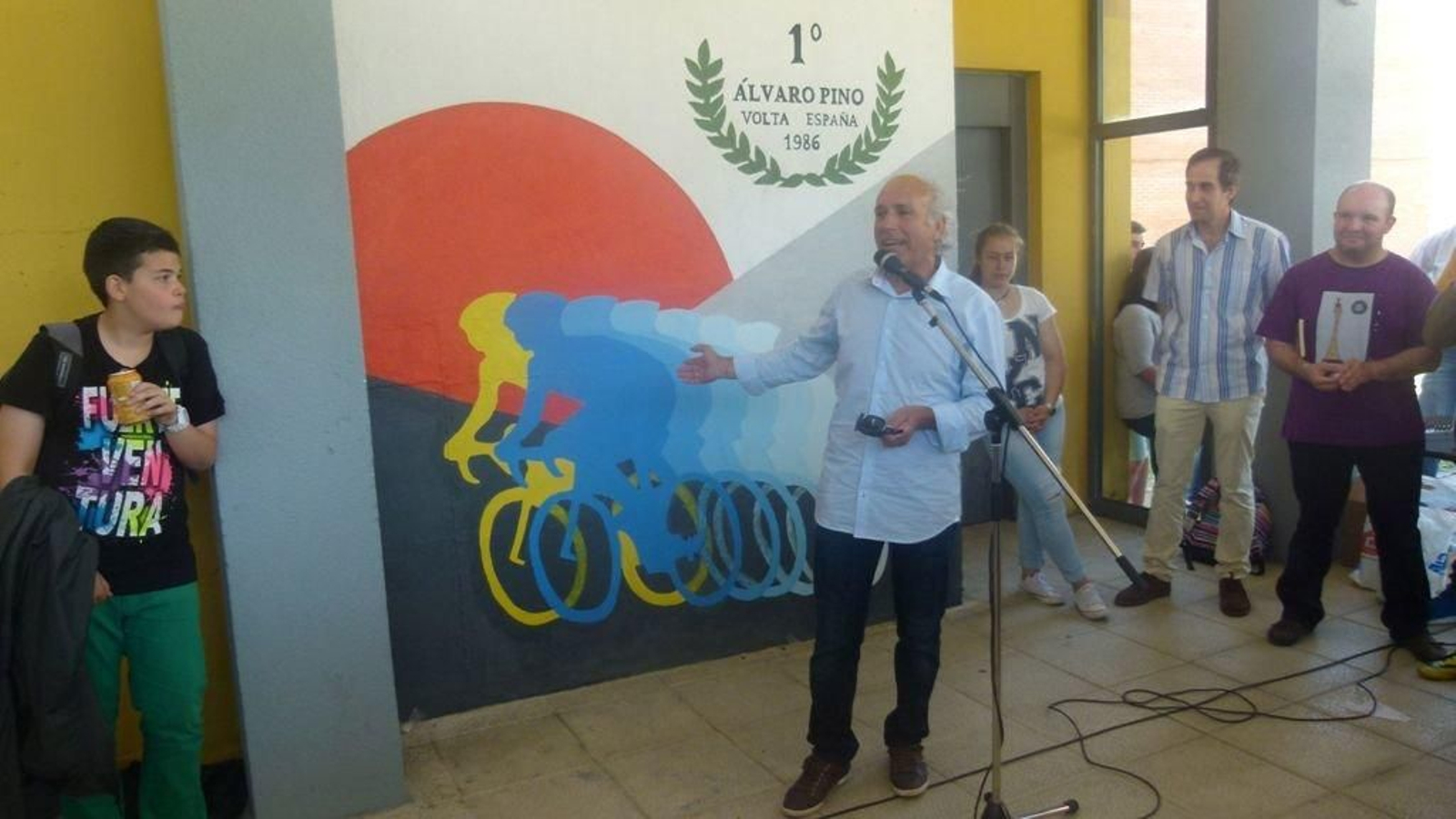 En el IES Pedra da Auga, ante el mural que le regaló el alumnado, diseñado por Uxía Loureiro y Aroa Carballido.