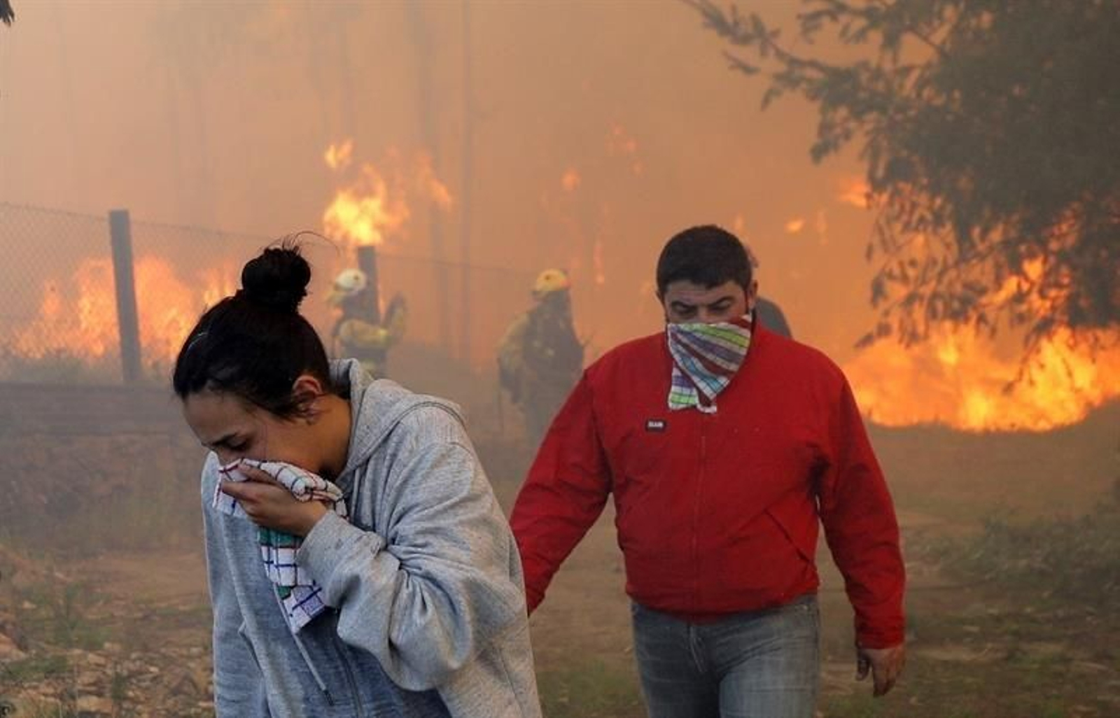 Dos vecinos ayudan en las labores de extinción de incendio registrado en Rianxo.