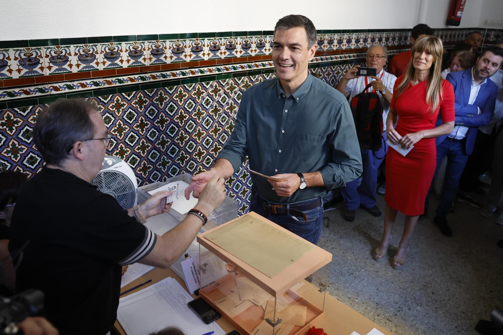 Pedro Sánchez, presidente del Gobierno, acude a votar. // EFE