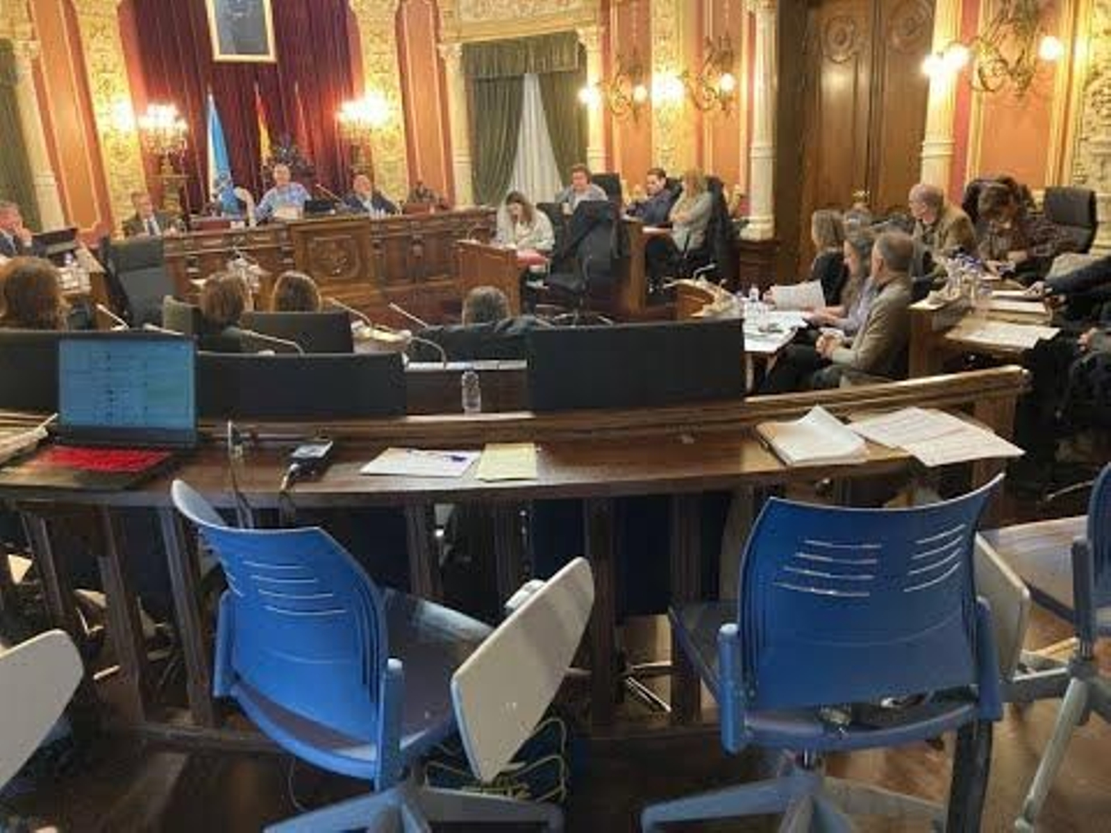 Los periodistas abandonan el Salón de Plenos en protesta por la moción de DO contra los medios