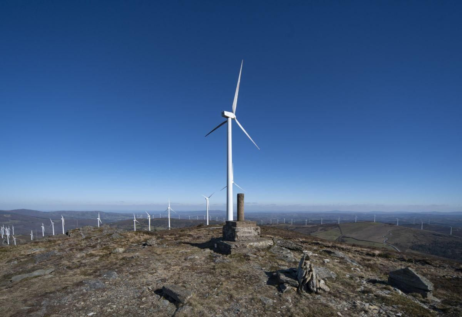 Un aerogenerador en un parque eólico de la provincia.