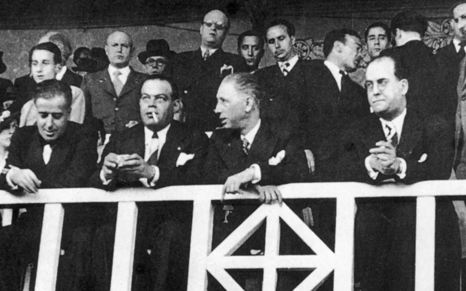 Palco del FC Barcelona en 1936: Sunyol (fumando), Companys y el alcalde Pi i Sunyer.