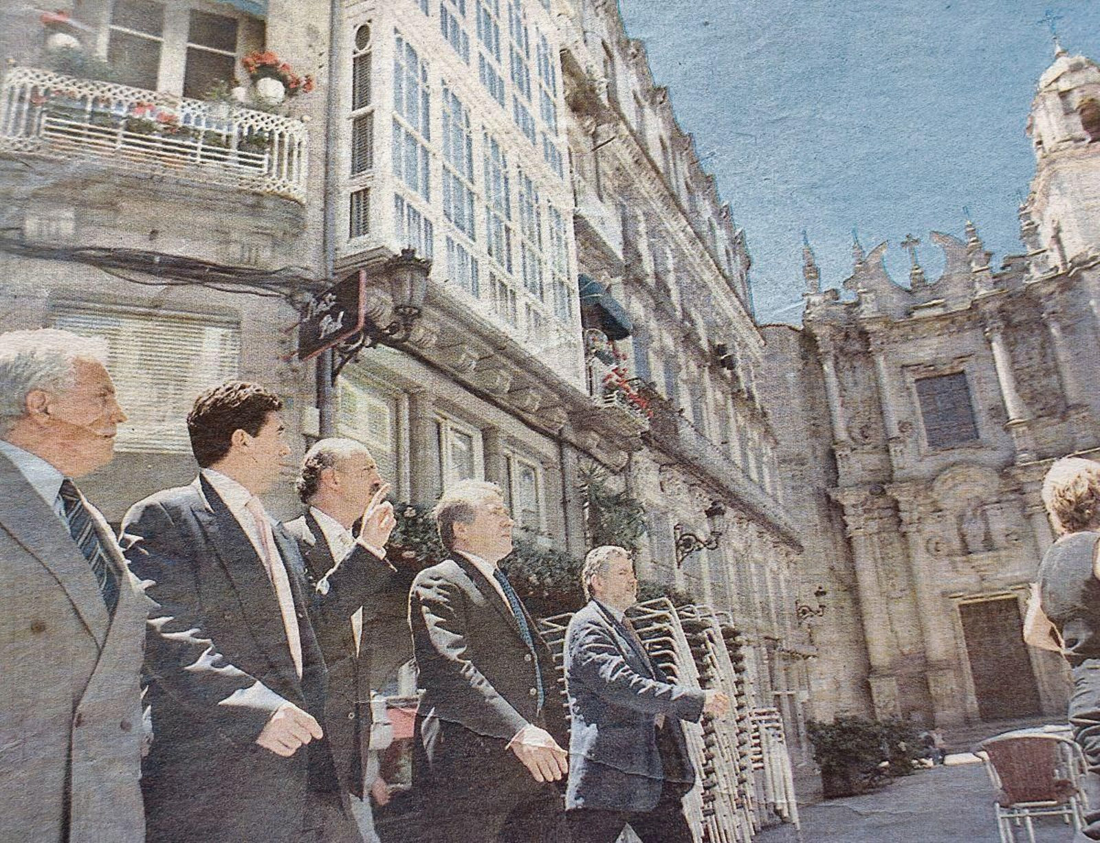 Jaume Matas por el casco histórico de Ourense junto a José Luis Baltar, Manuel Cabezas, Xosé Cuiña y Rosendo Fernández.