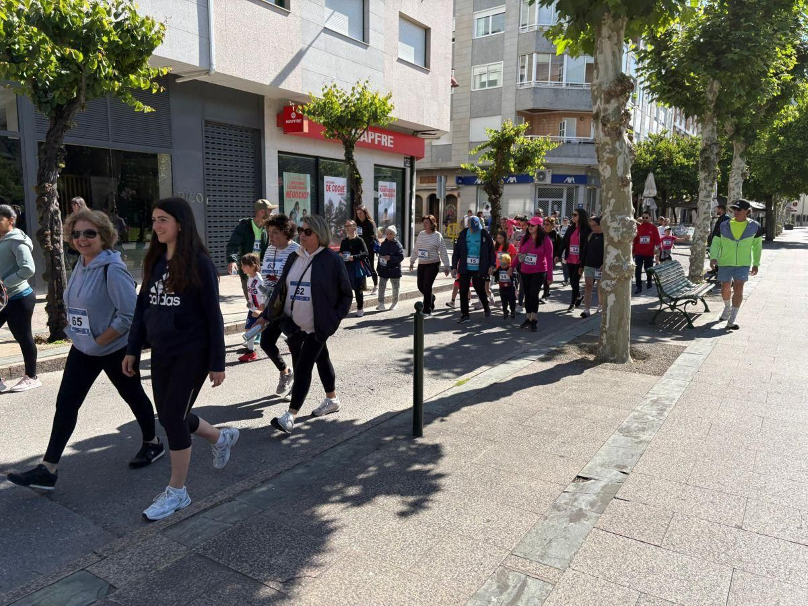 Algúns dos participantes na andaina polo Día das Letras Galegas no Barco de Valdeorras.