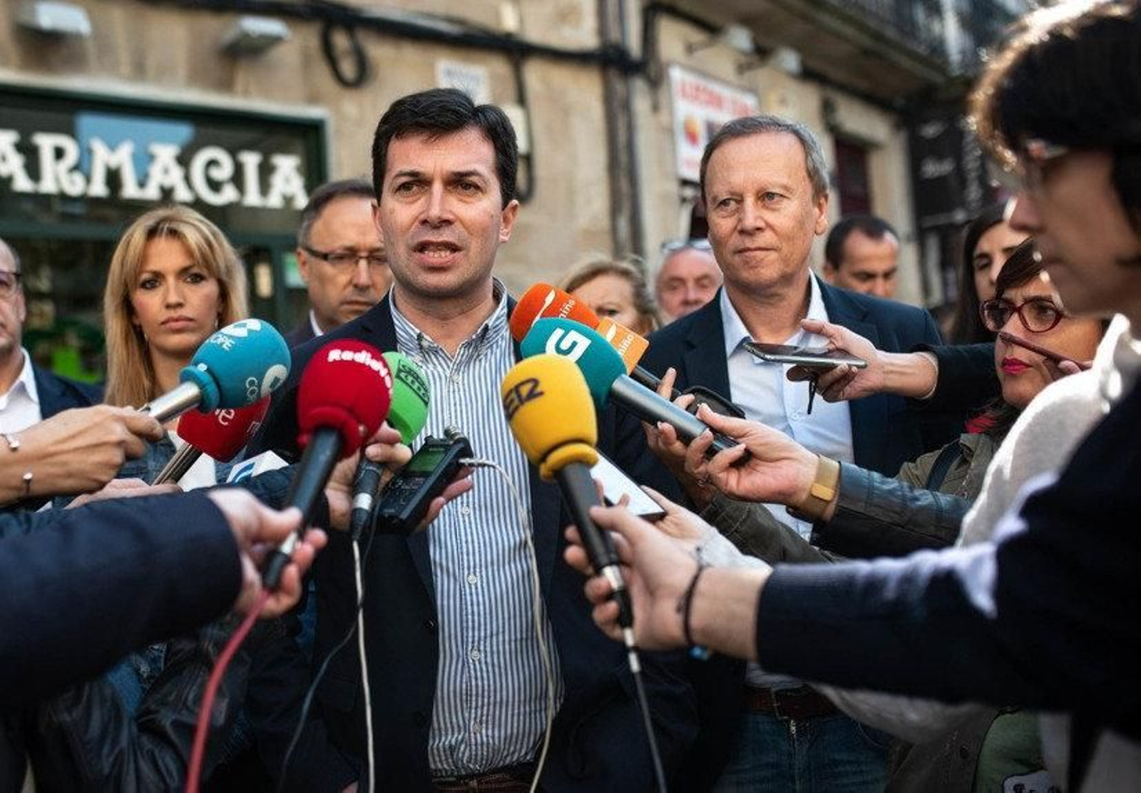 Gonzalo Caballero y Rafael Rodríguez Villarino atienden a los medios en Ourense, en una foto de archivo. (Foto: Óscar Pinal)