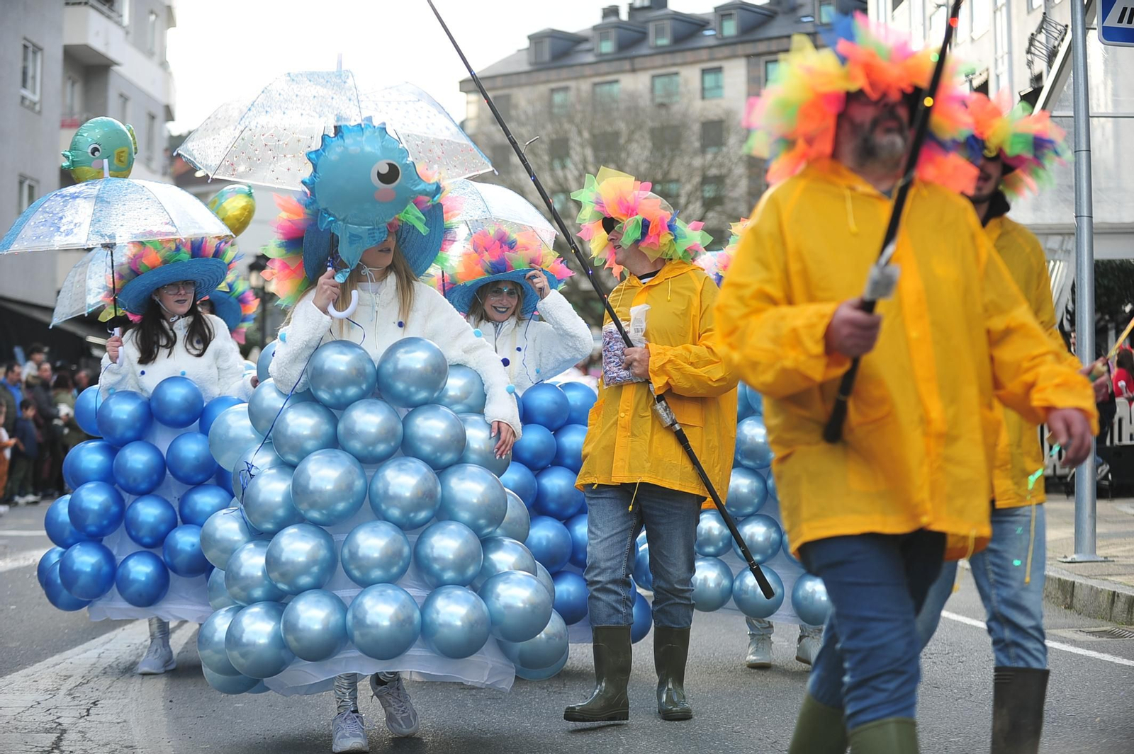 Galería | Color y retranca se pasean por las calles de A Valenzá durante su Martes de Entroido