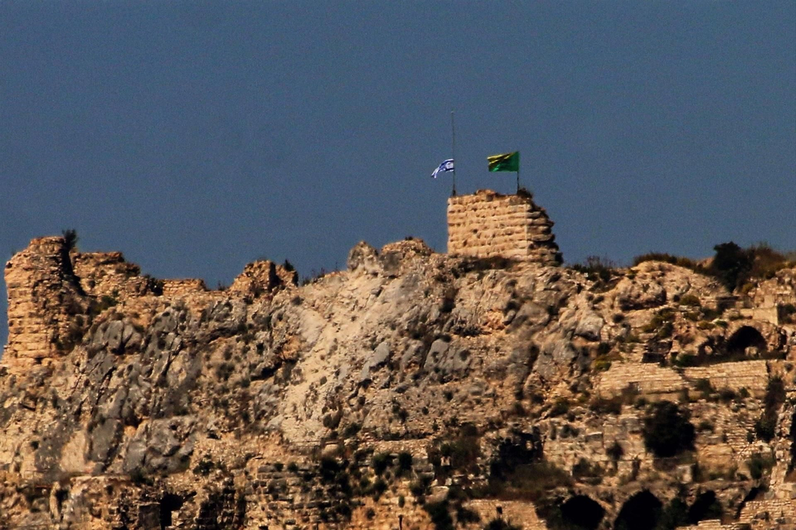 La bandera israelí ondea sobre el castillo cruzado de Beaufort, en el sur de Líbano.