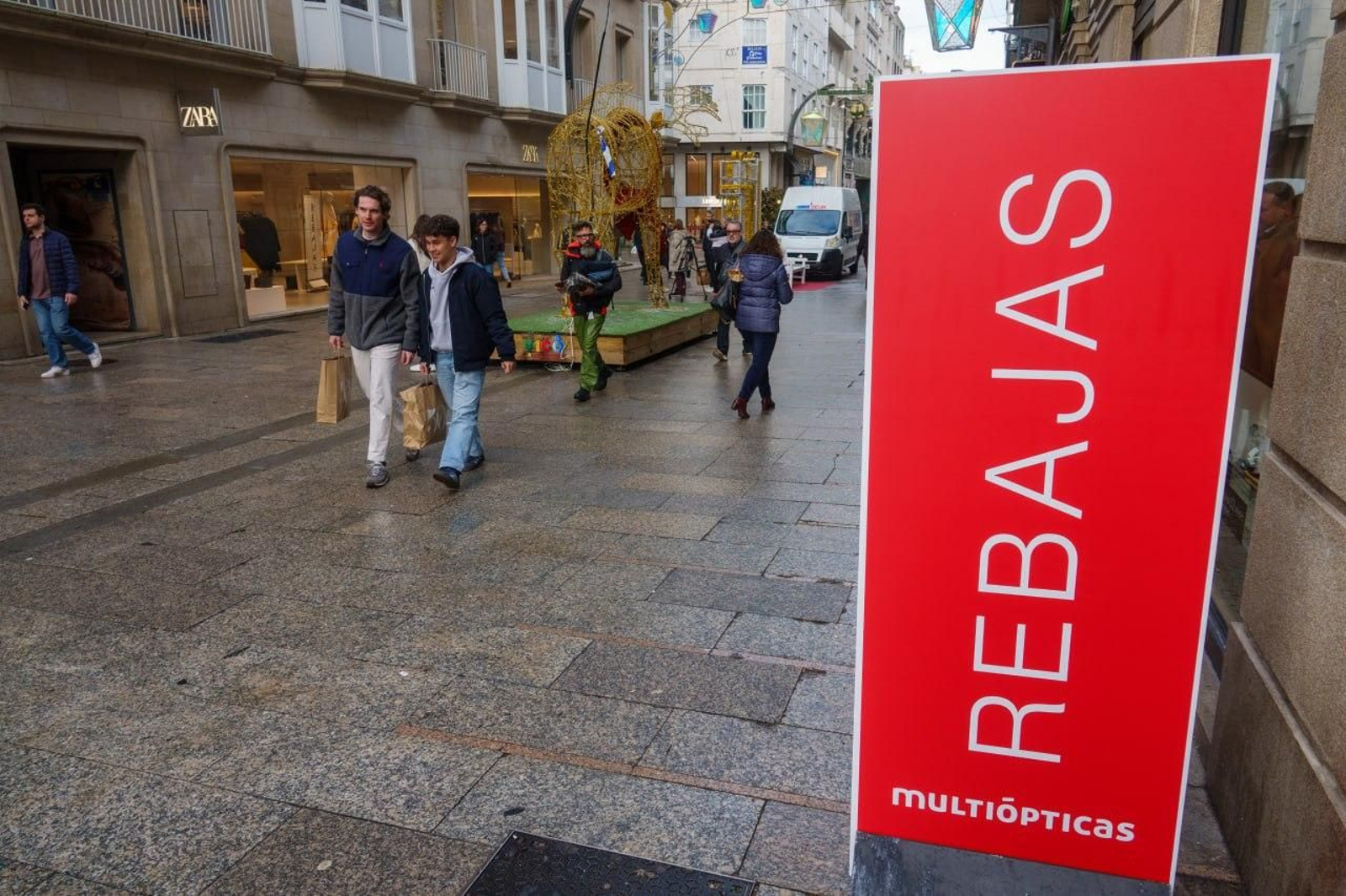 Galería | Los vigueses, con la tradición de las rebajas de enero