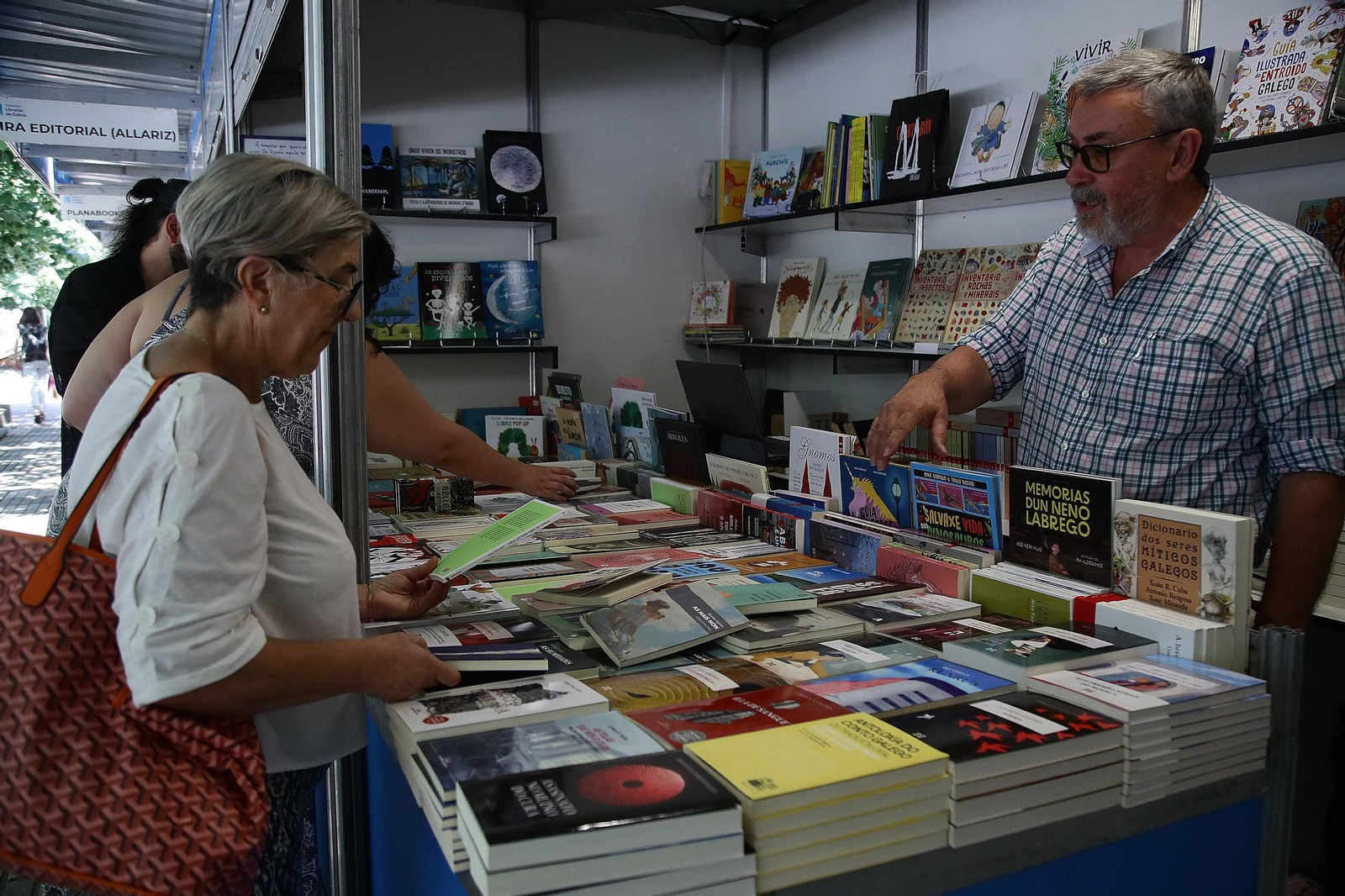 Gran diversidad de libros en gallego y castellano son ofertados en esta feria. 