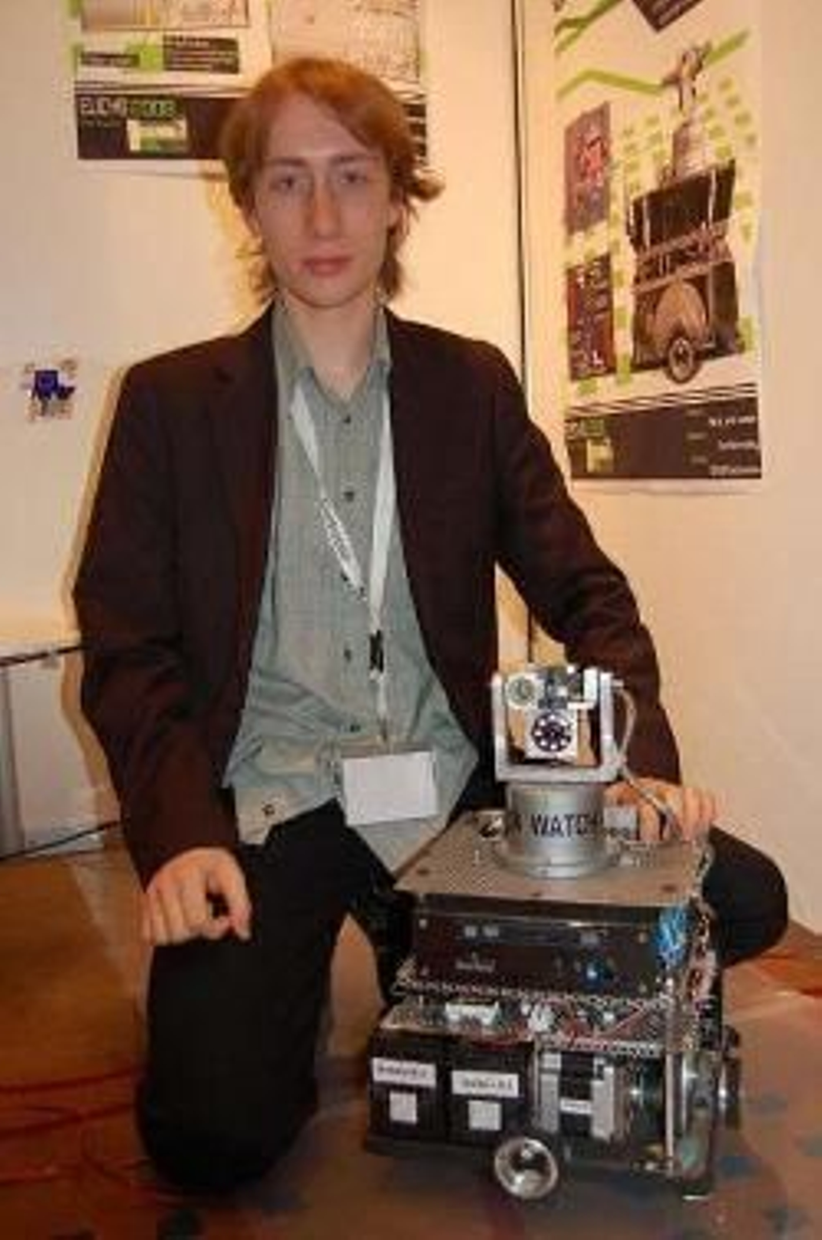 Adriá Juliá Juanola y su robot.