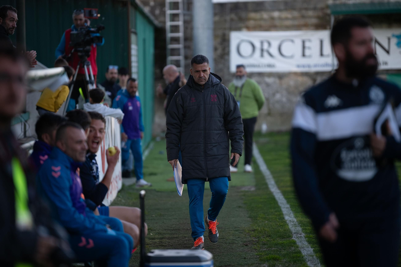 Galería | Espiñedo vive una tarde noche de fútbol donde el Arenteiro cayó ante el Tenerife