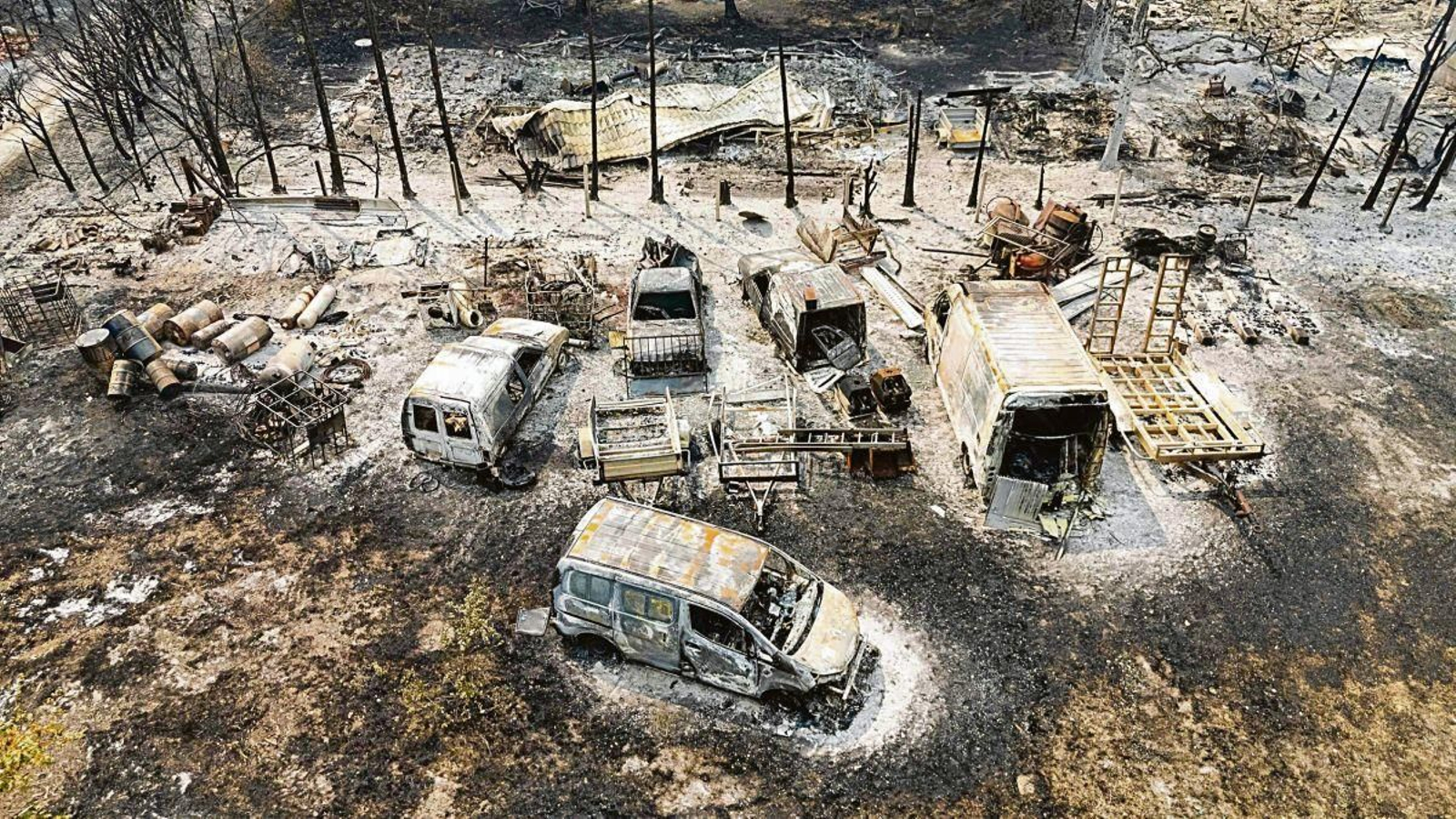 Automóviles calcinados tras un incendio forestal en Le Porge, en el departamento de Gironda, Francia.