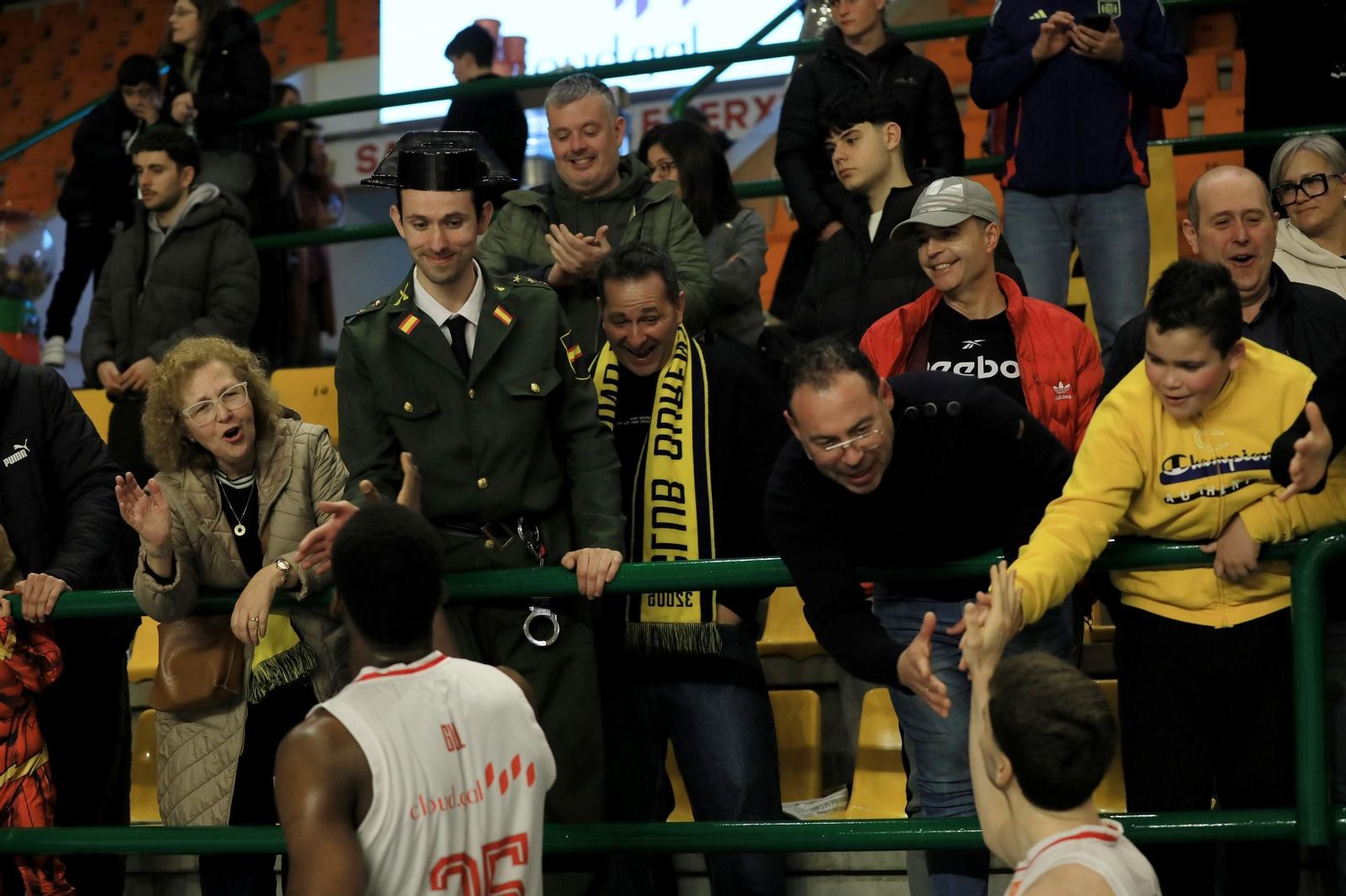 Galería | El Pazo disfruta de un sábado de baloncesto y Entroido