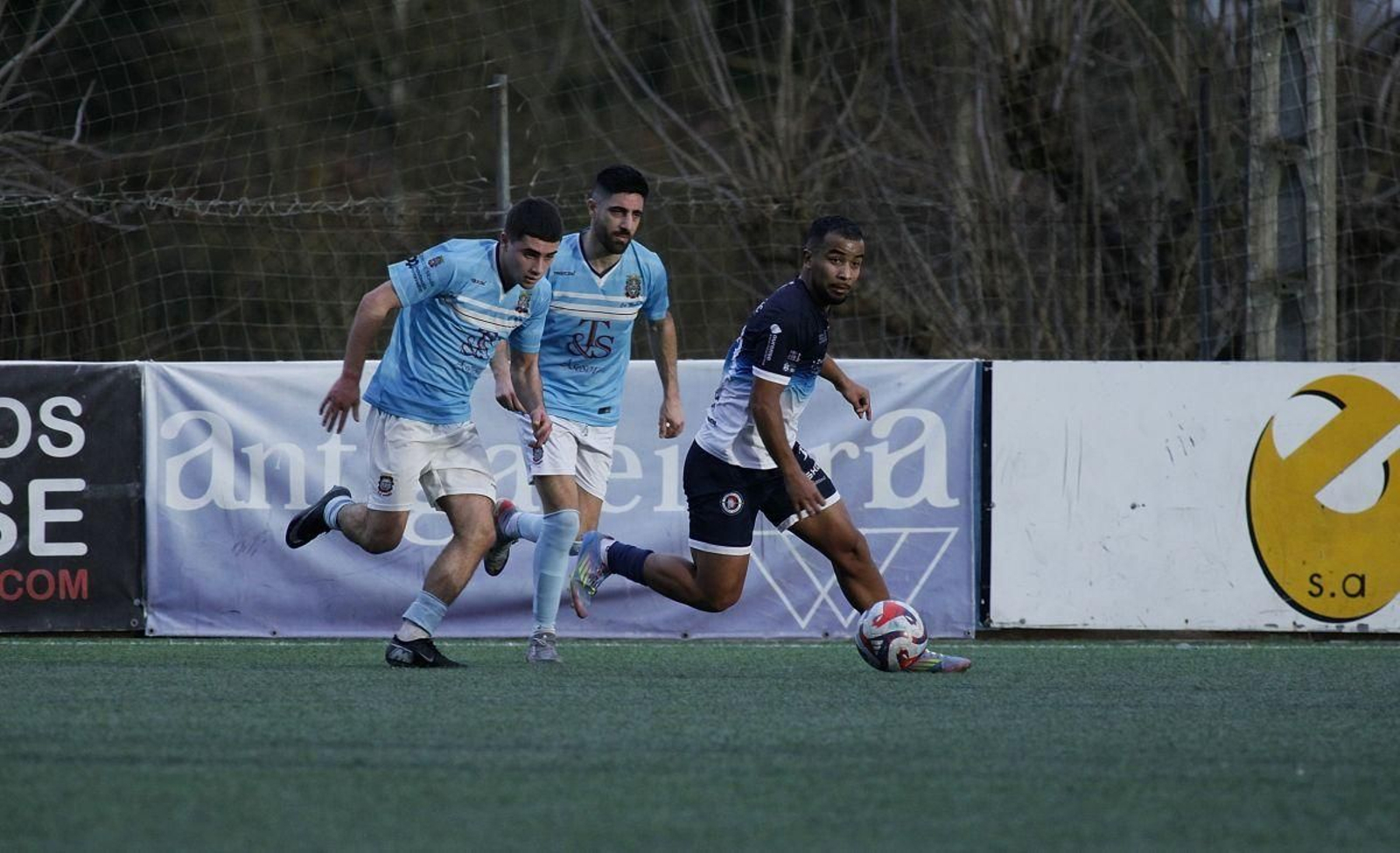 Cuña, jugador del equipo pontino, trata de marcharse de sus defensores.