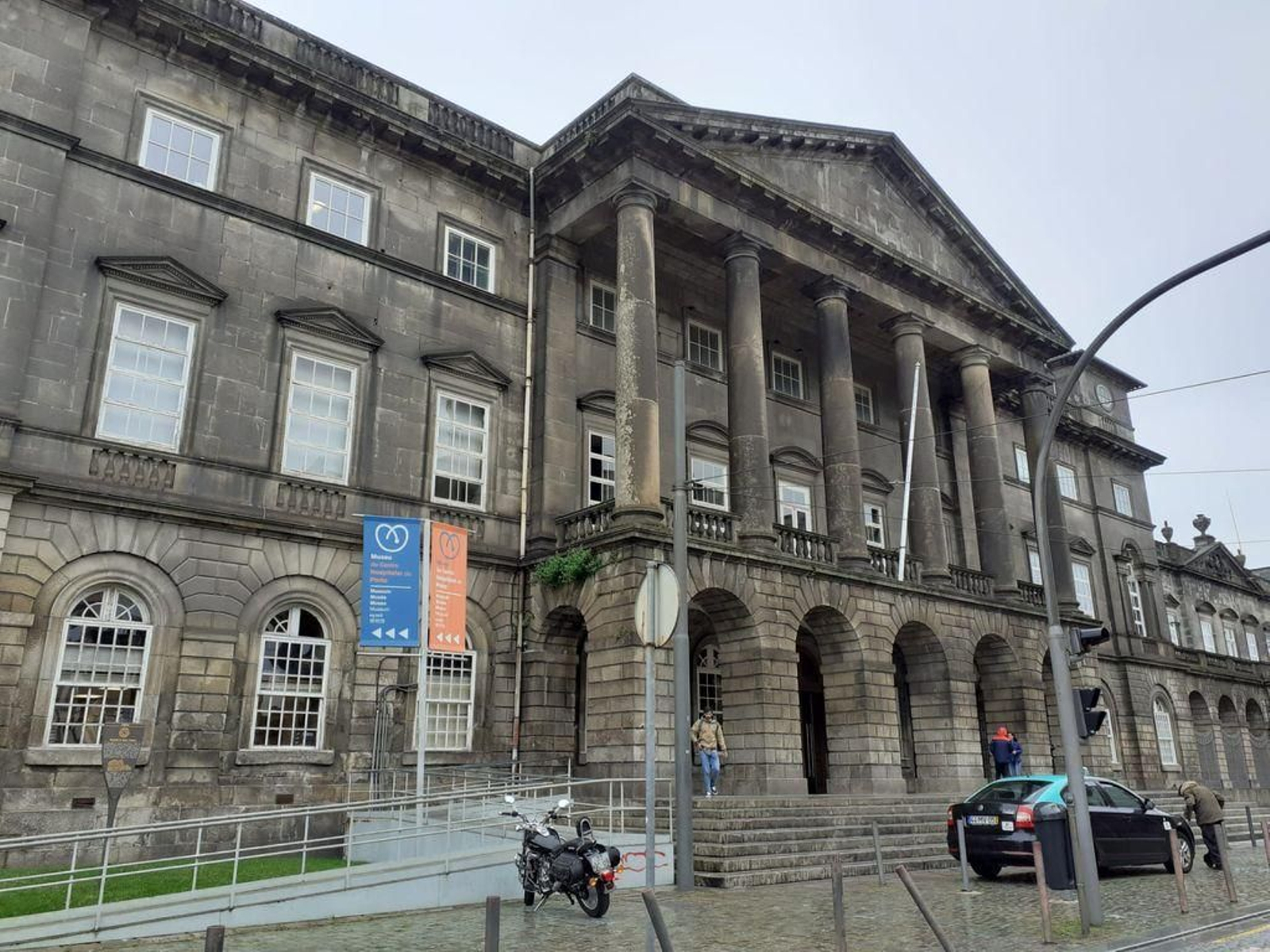 La entrada principal del hospital de Santo António de Oporto.