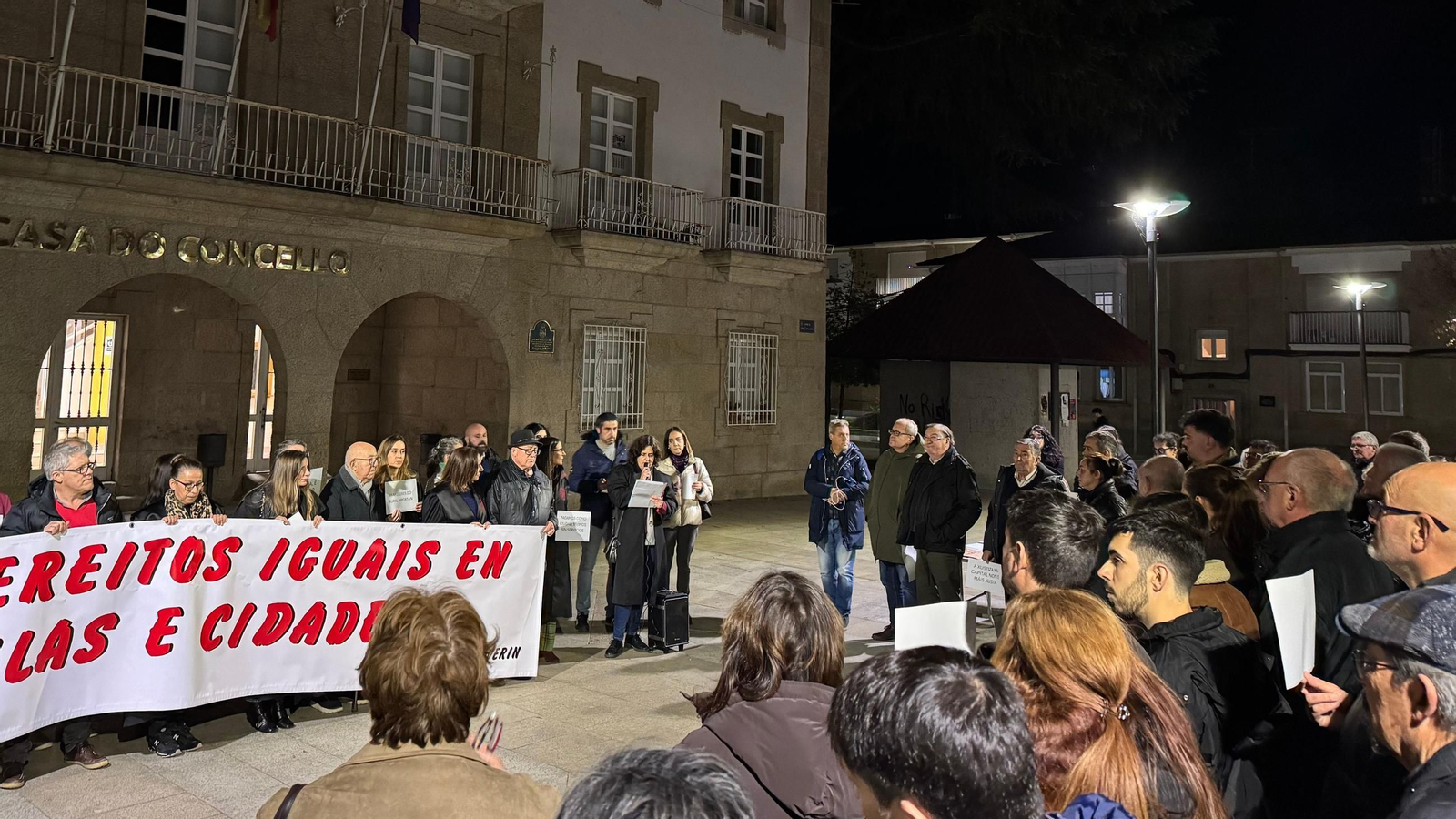 Los procuradores se volvieron a concentrar este martes en Verín, con la participación de numerosos vecinos, políticos y tejido social.
