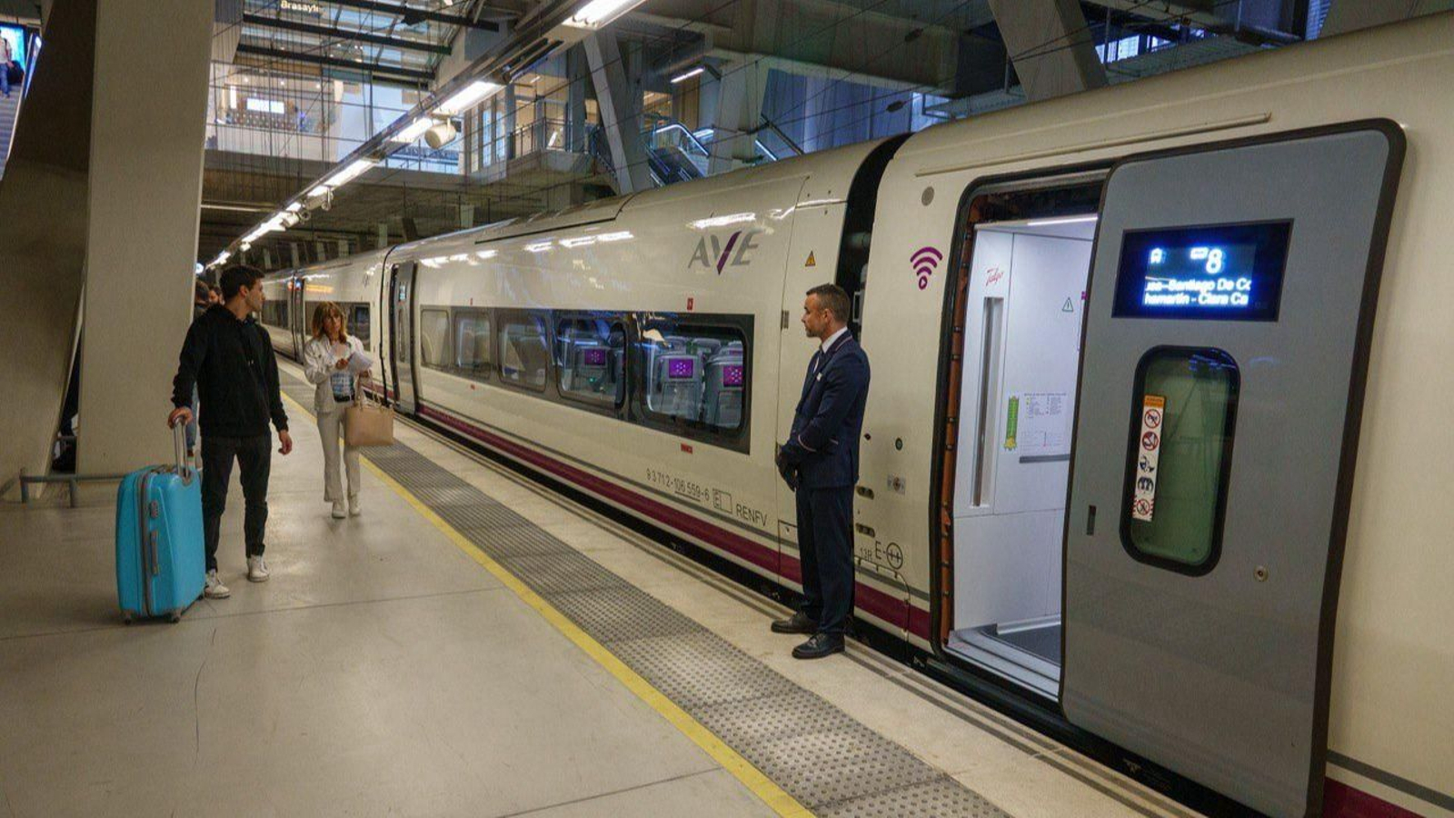 Pasajeros subiéndose a un AVE de Renfe en Vigo.