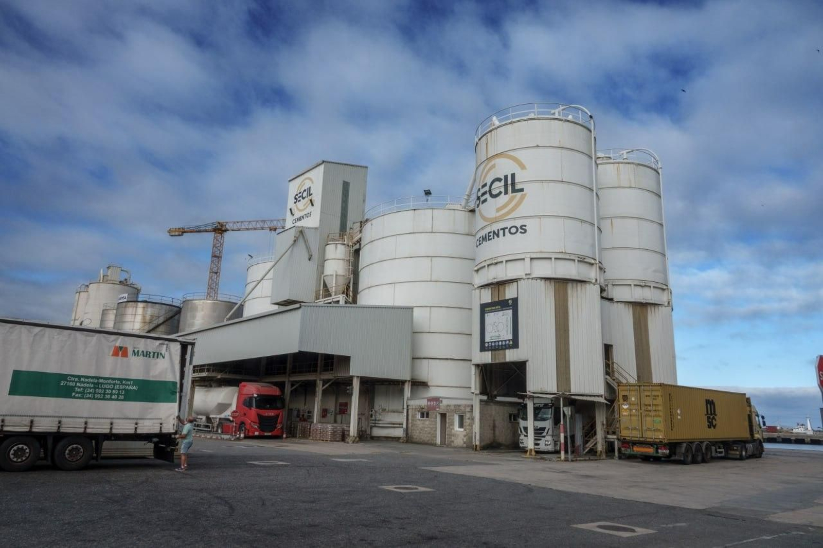 Algunos de los silos de cemento que se encuentran en el muelle de Areal.