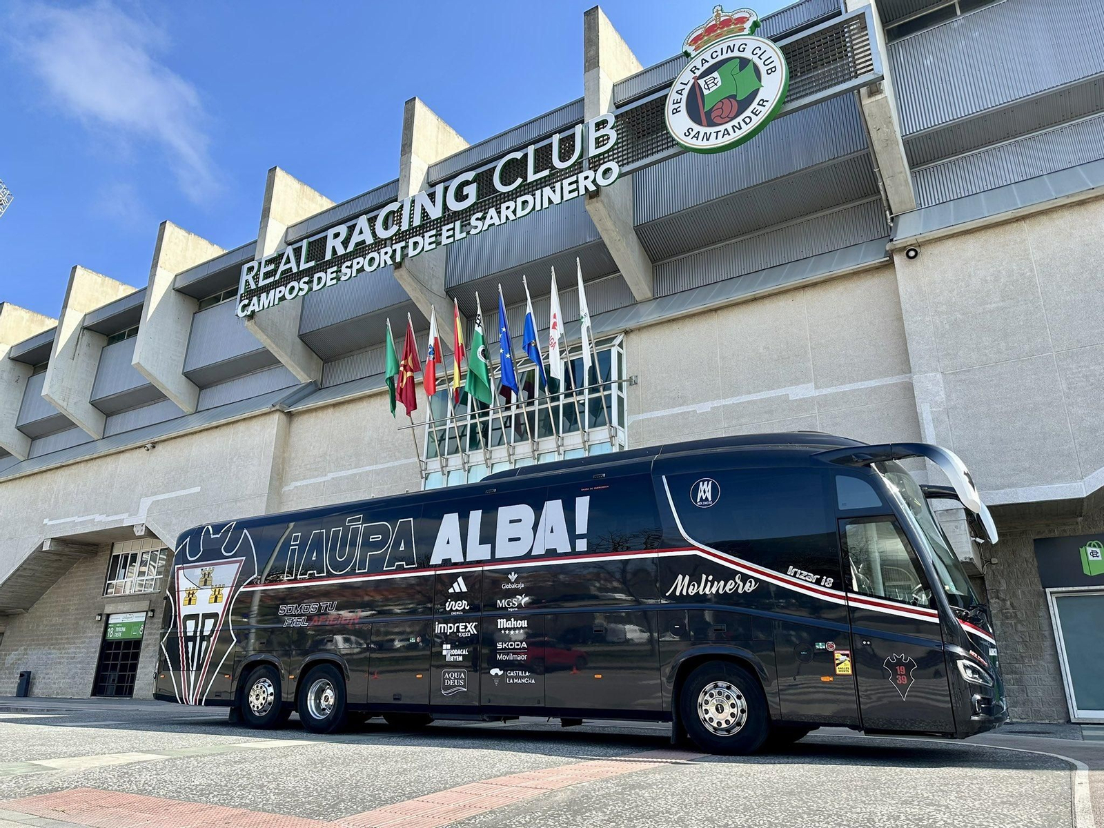 El autobus del Albacete en la entrada del Sardinero antes del encuentro entre Racing de Santander y Albacete.