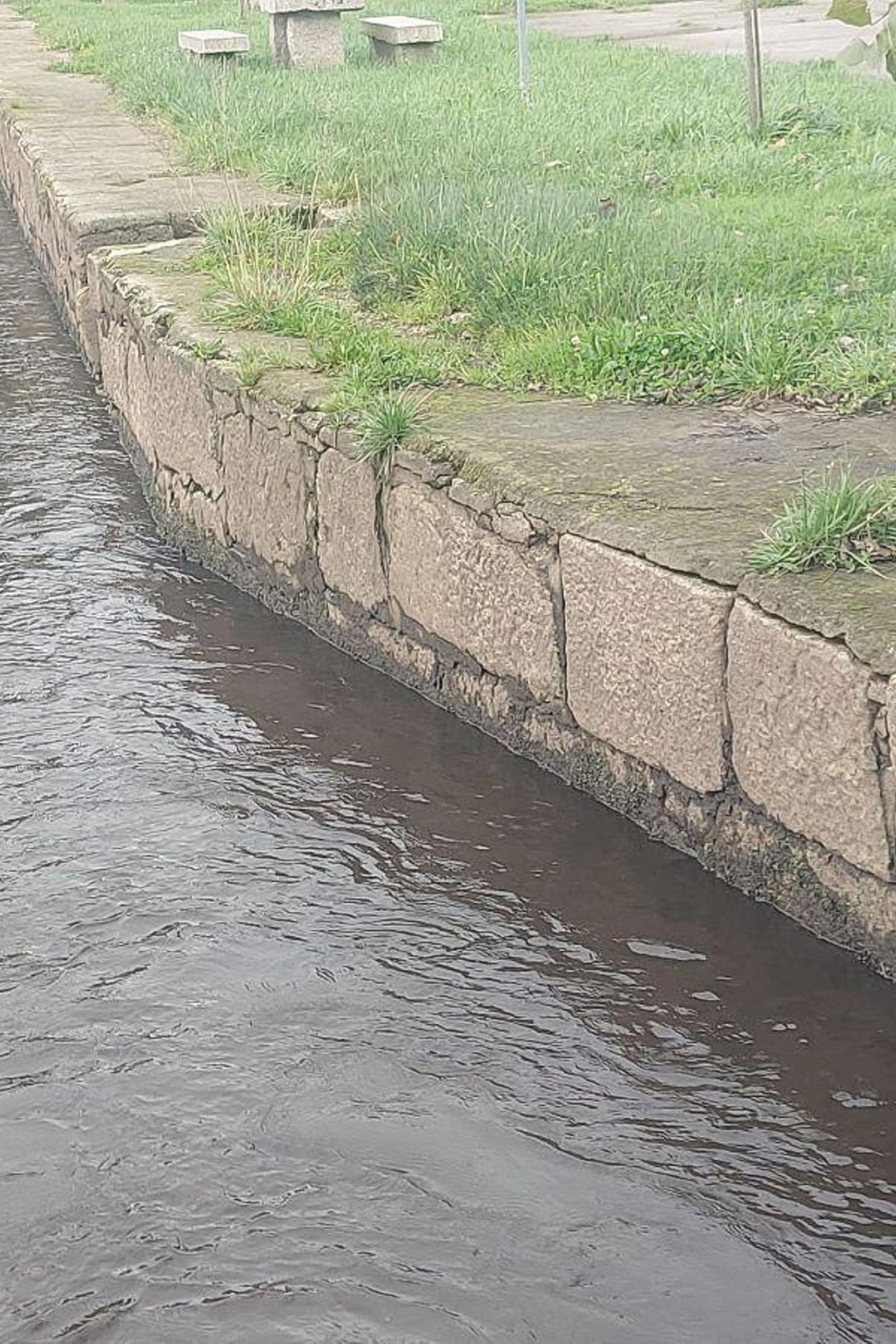El río Tioira, con el agua tintada de negro por las cenizas de los incendios de San Mamede