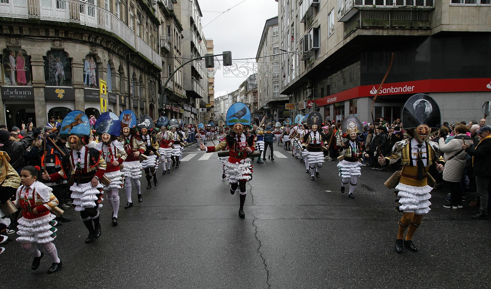 Galería | Música, color y tradición con las llegada de los Cigarróns a Verín durante el Domingo de Corredoiro