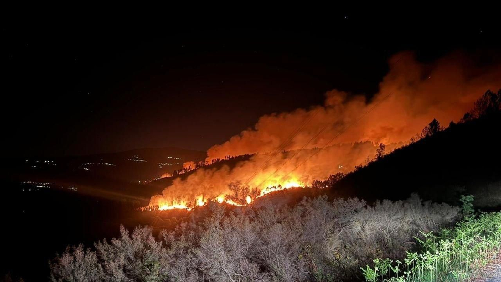 Imagen del fuego el lunes por la noche. // Cedida