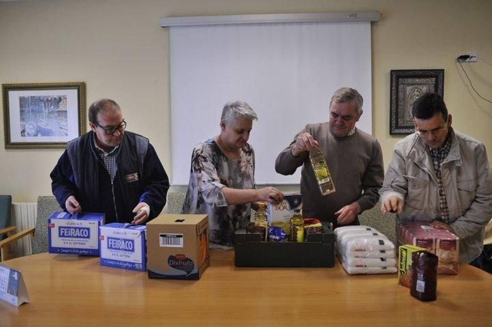 Varios de los voluntarios solidarios de Os Gozos ordenan alimentos que luego se entregarán al Banco de Alimentos (MARTIÑO PINAL).
