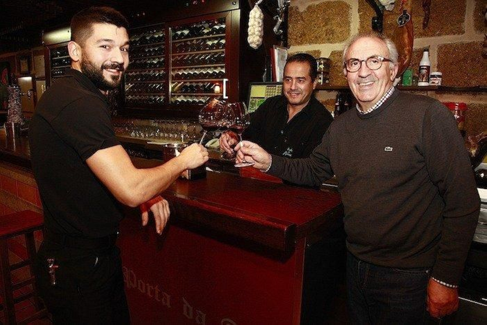 Hipólito Barandela (derecha), brinda con sus empleados Víctor y Manuel.