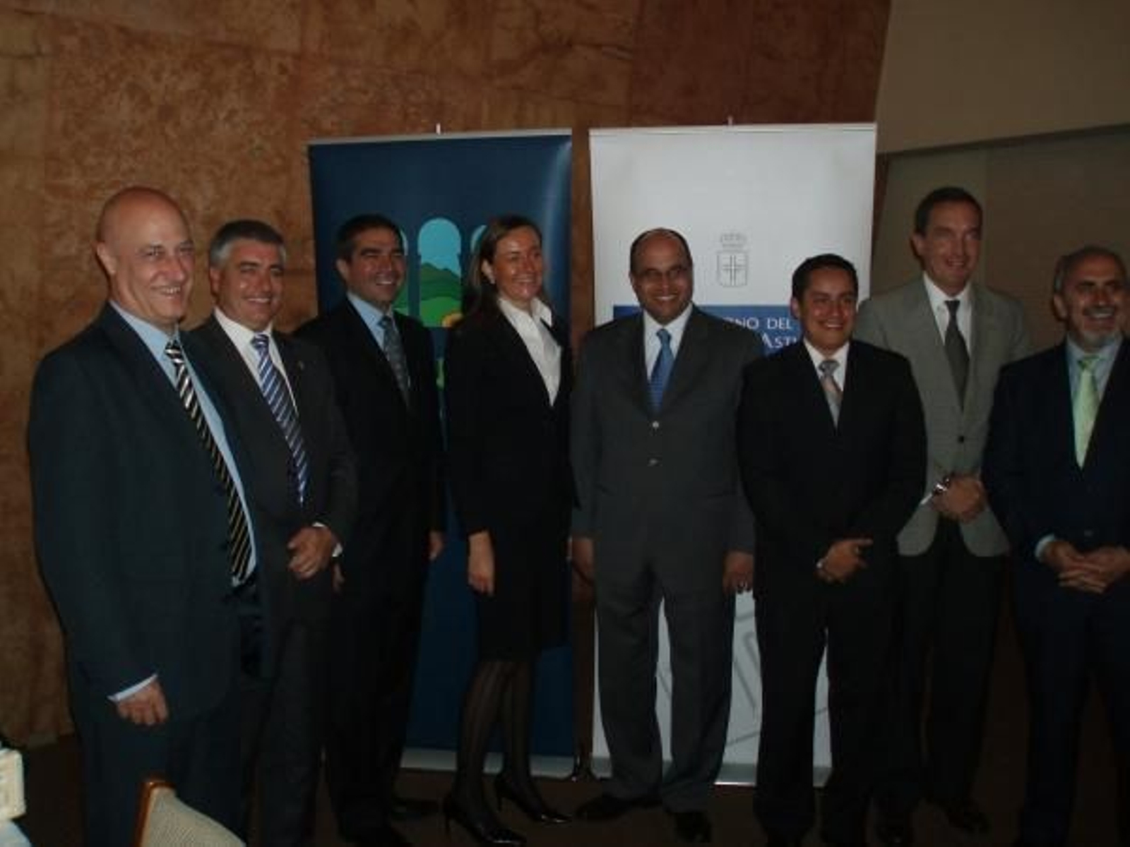 El presidente de Espatur, junto a Jesús Alfaro y la cónsul adjunta, Pilar Terren.