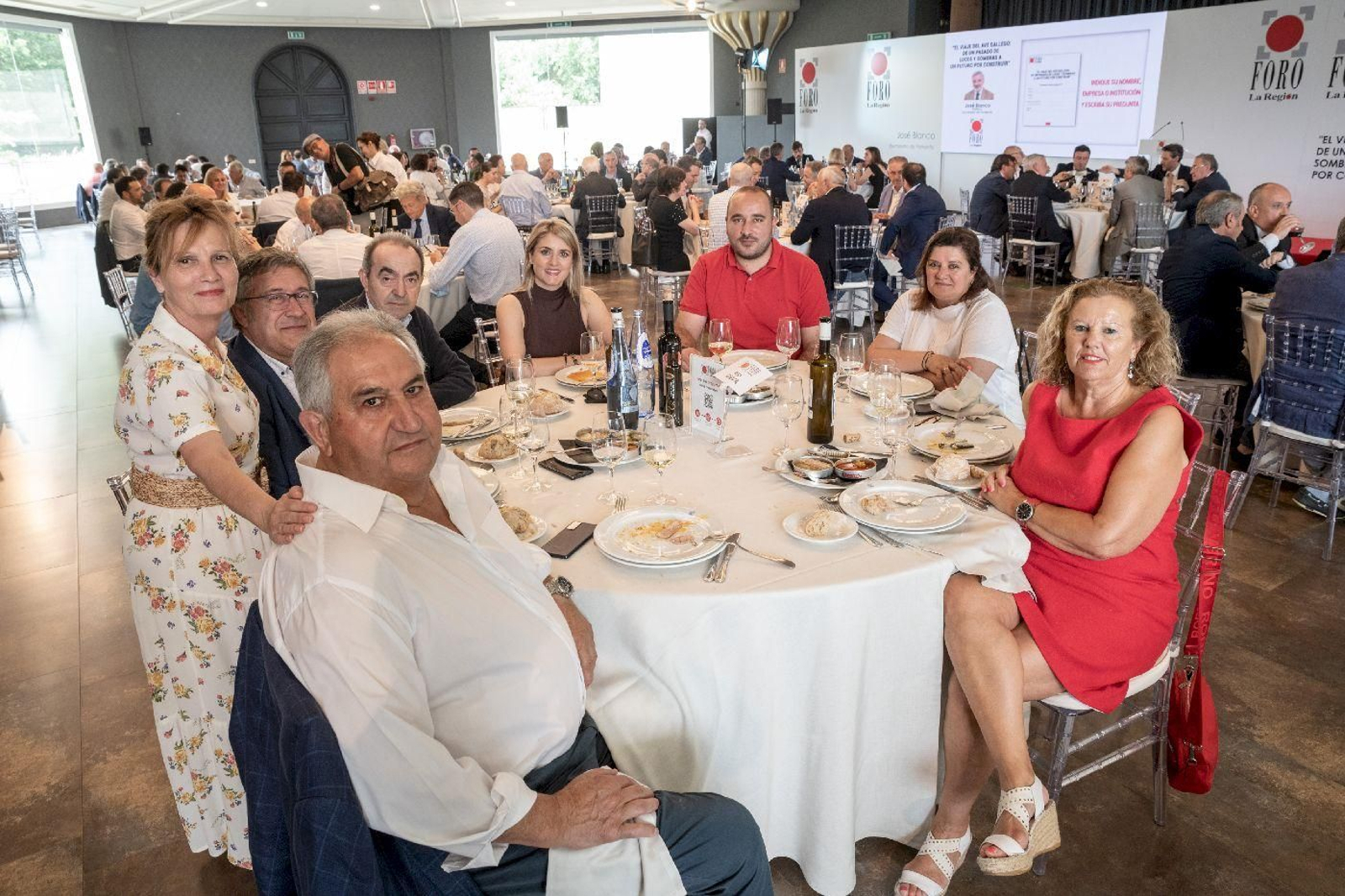 Río Deva:
José Manuel Fernández Gómez (alcalde de Paderne de Allariz), Mario Rodríguez (alcalde de Esgos), Miguel Cid Álvarez (alcalde A Teixeira), Noelia Rodríguez (alcaldesa Ribadavia), Diego Fernández Nogueira (concelleiro de cultura en O Carballiño e deputado provincial), Susana Rodríguez Estévez (teniente alcalde de Amoeiro e deputada provincial), Mari Paz Iglesias Fernández (ejecutiva provincial PSdeG-PSOE), Marina Tallón Núñez (secretaria provincial de dereitos e liberdades do PSOE).
Foto: Óscar Pinal.