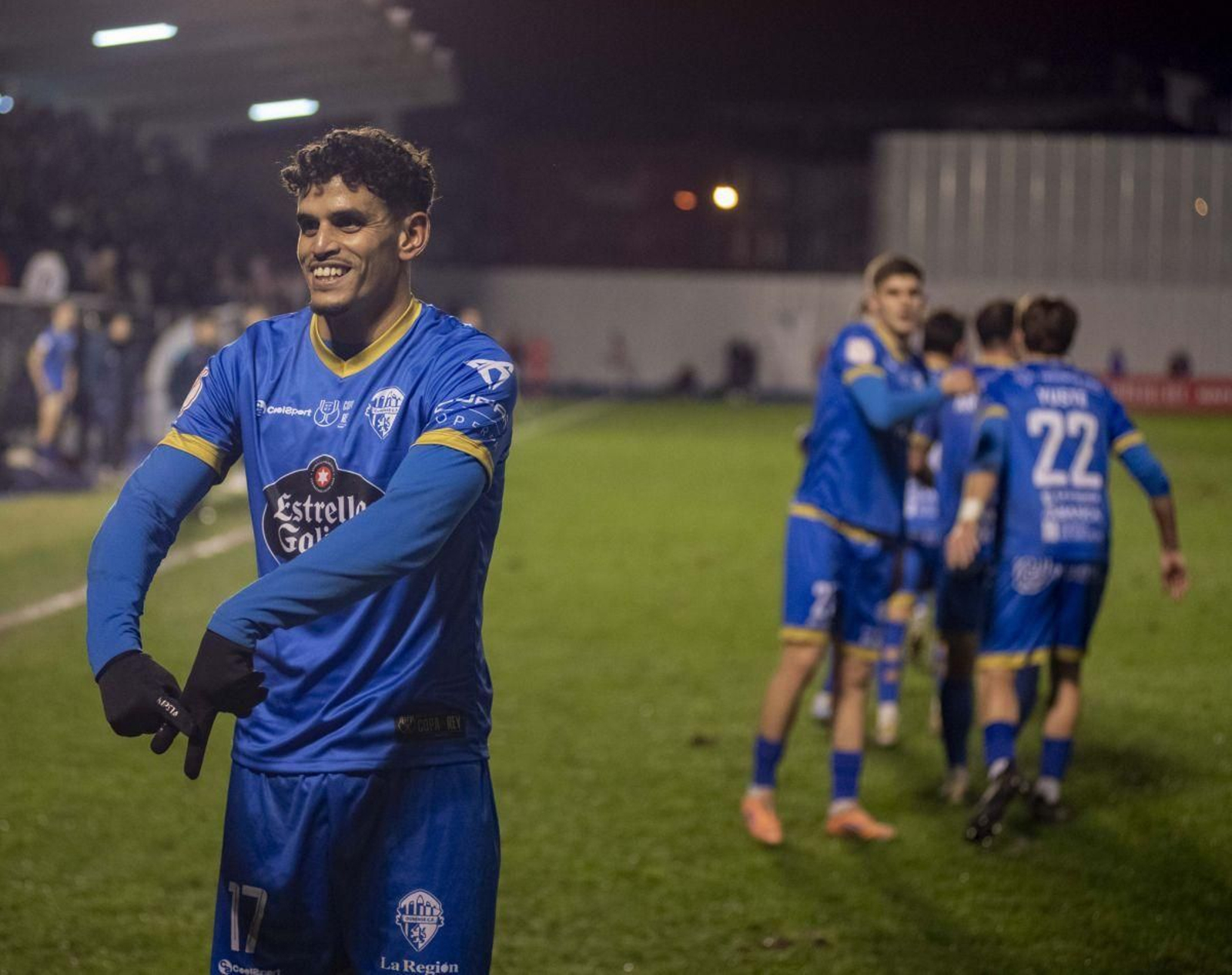 El azulón Omar golpea la pelota durante el partido ante el Girona.