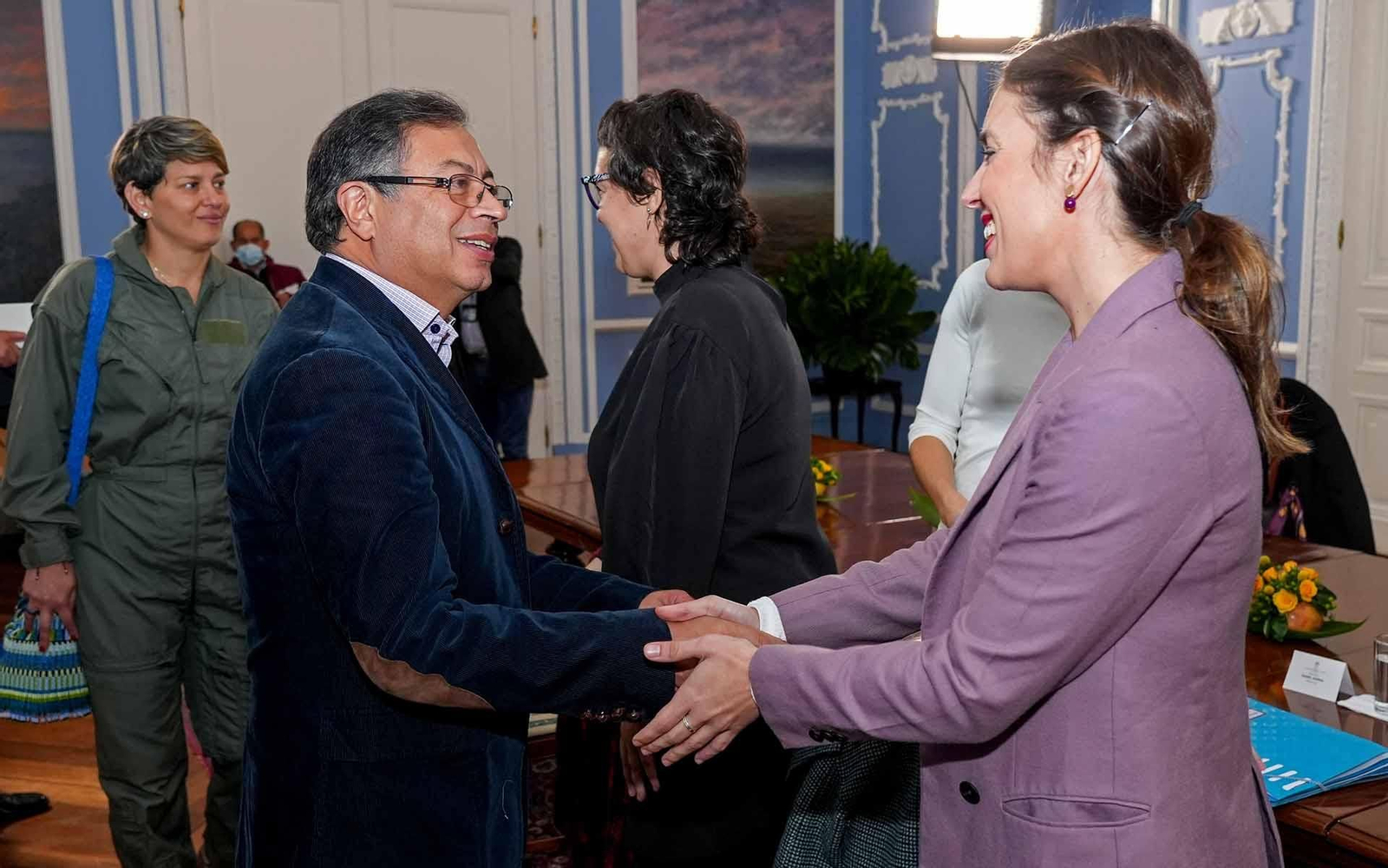 Archivo. Fotografía cedida por la Presidencia de Colombia del mandatario Gustavo Petro estrechando la mano de la ministra de Igualdad de España, Irene Montero. EFE/ Presidencia de Colombia