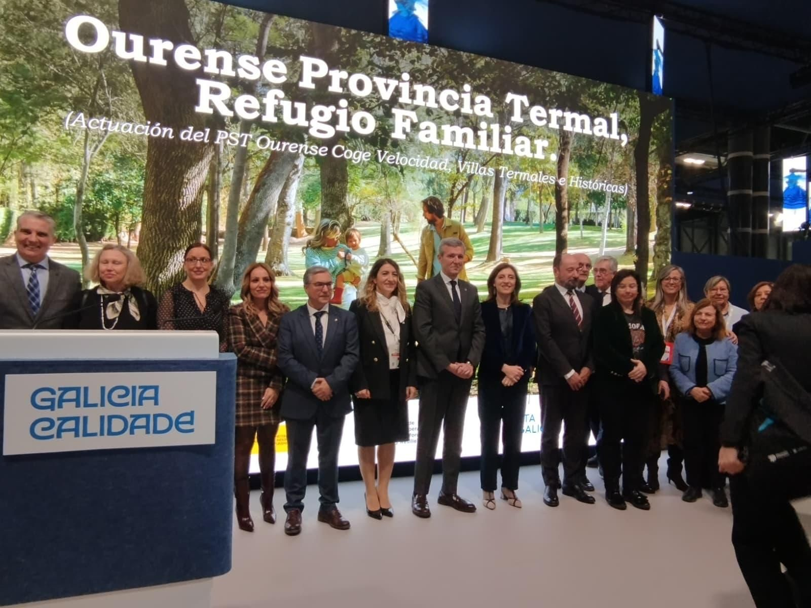 Foto del evento en la que se ve a Marta Novoa Iglesias, vicepresidenta de la Diputación, Luis Menor, presidente de la Diputación, Alfonso Rueda, presidente de la Xunta, Ángeles Vázquez, vicepresidenta de la Xunta y Xosé Merelles, director de Axencia Turismo de Galicia.