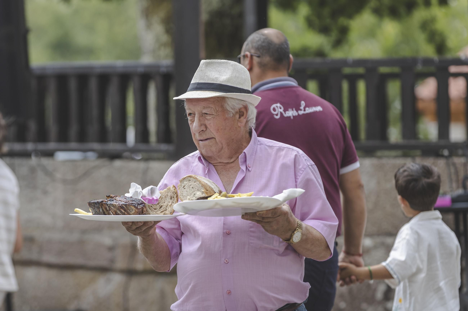 Galería |  Casi mil chuletones servidos este año en la fiesta de Garabás