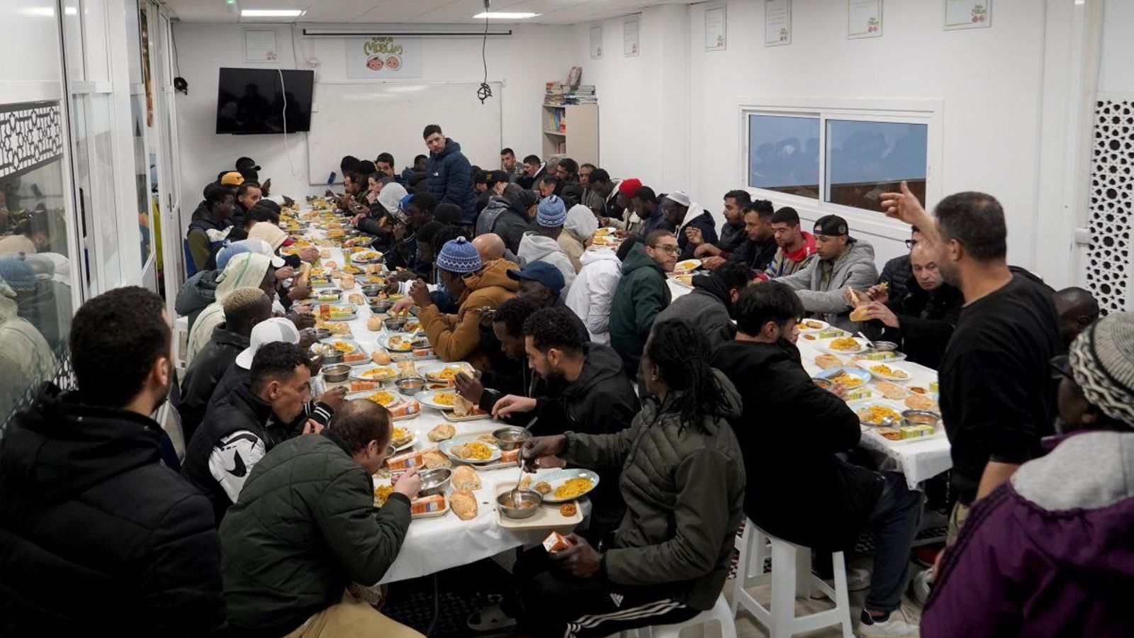 Comida en familia en el Centro Islámico de Vigo