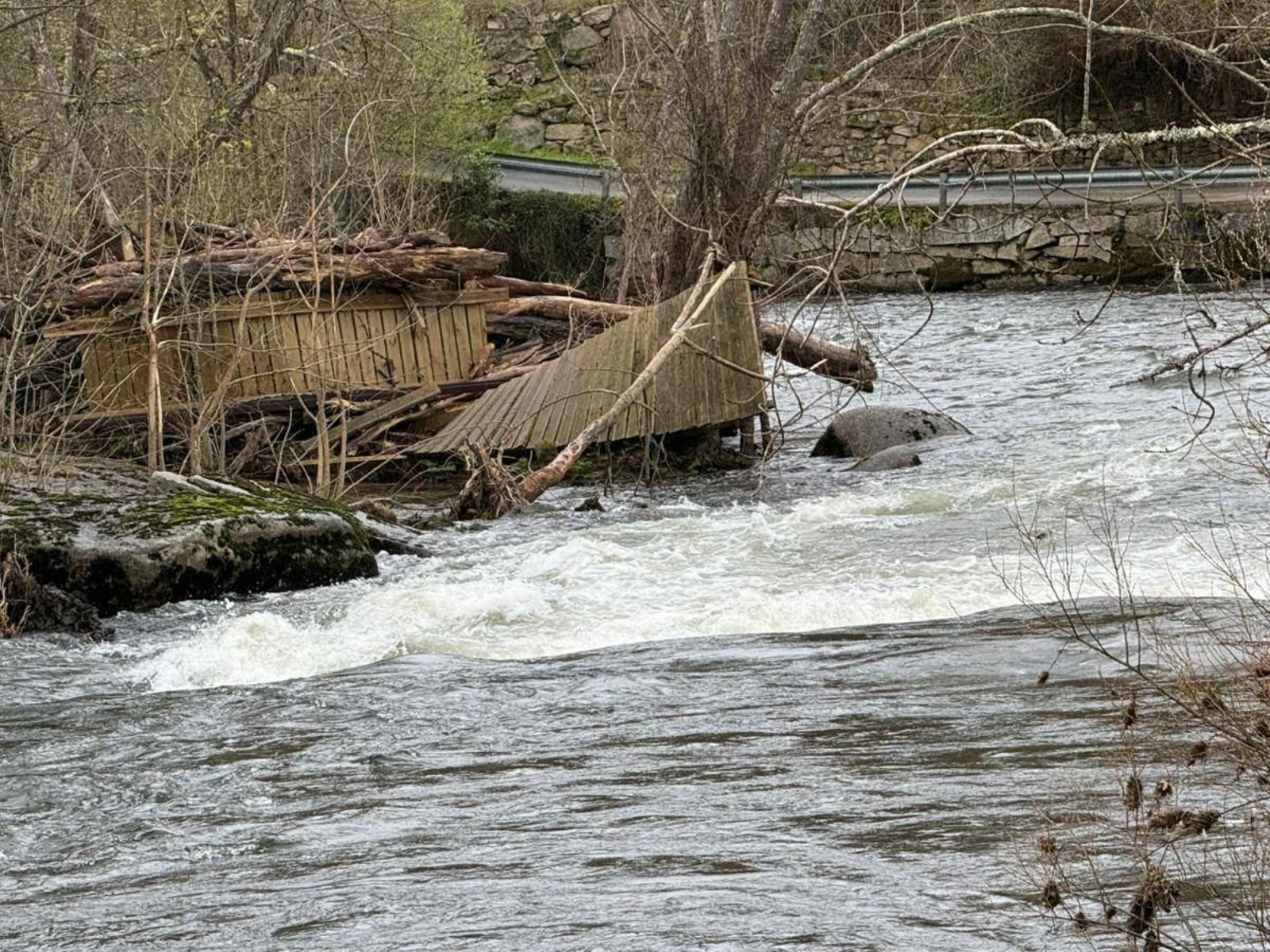 Destrozos en las pasarelas del paseo fluvial y áreas recreativas.