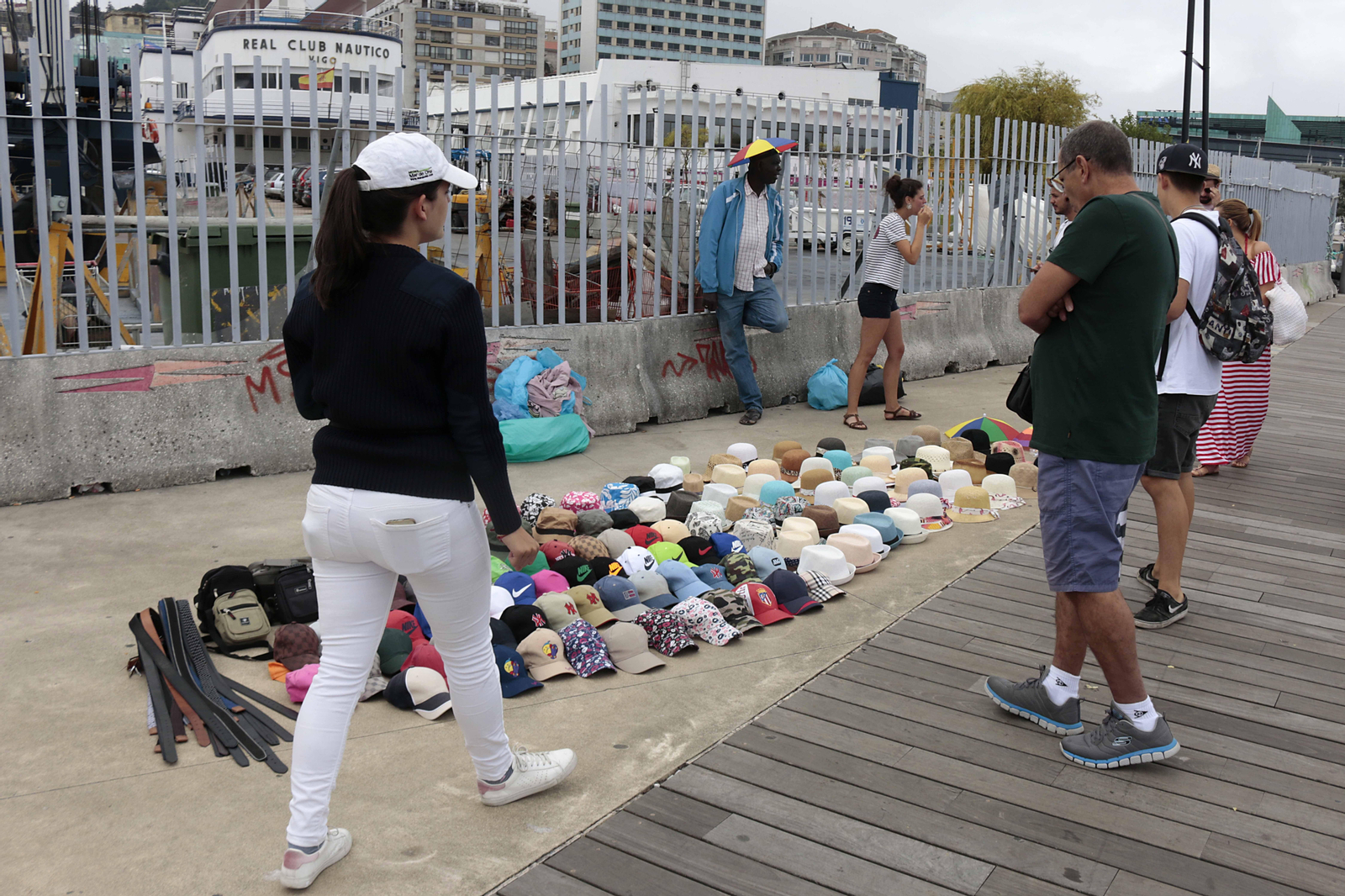 Los puestos de venta, ayer de nuevo en el embarque.