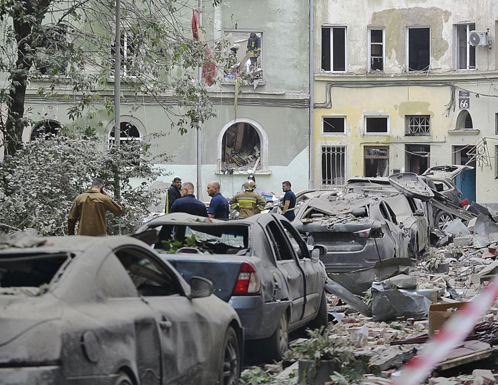 Un cohete impactó contra un bloque de apartamentos en Lviv, Ucrania, y causó cuatro muertos.